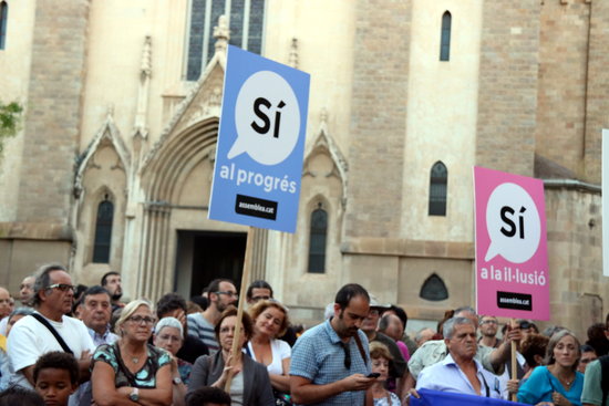 People in a pro-referendum event in Sabadell (by ACN)