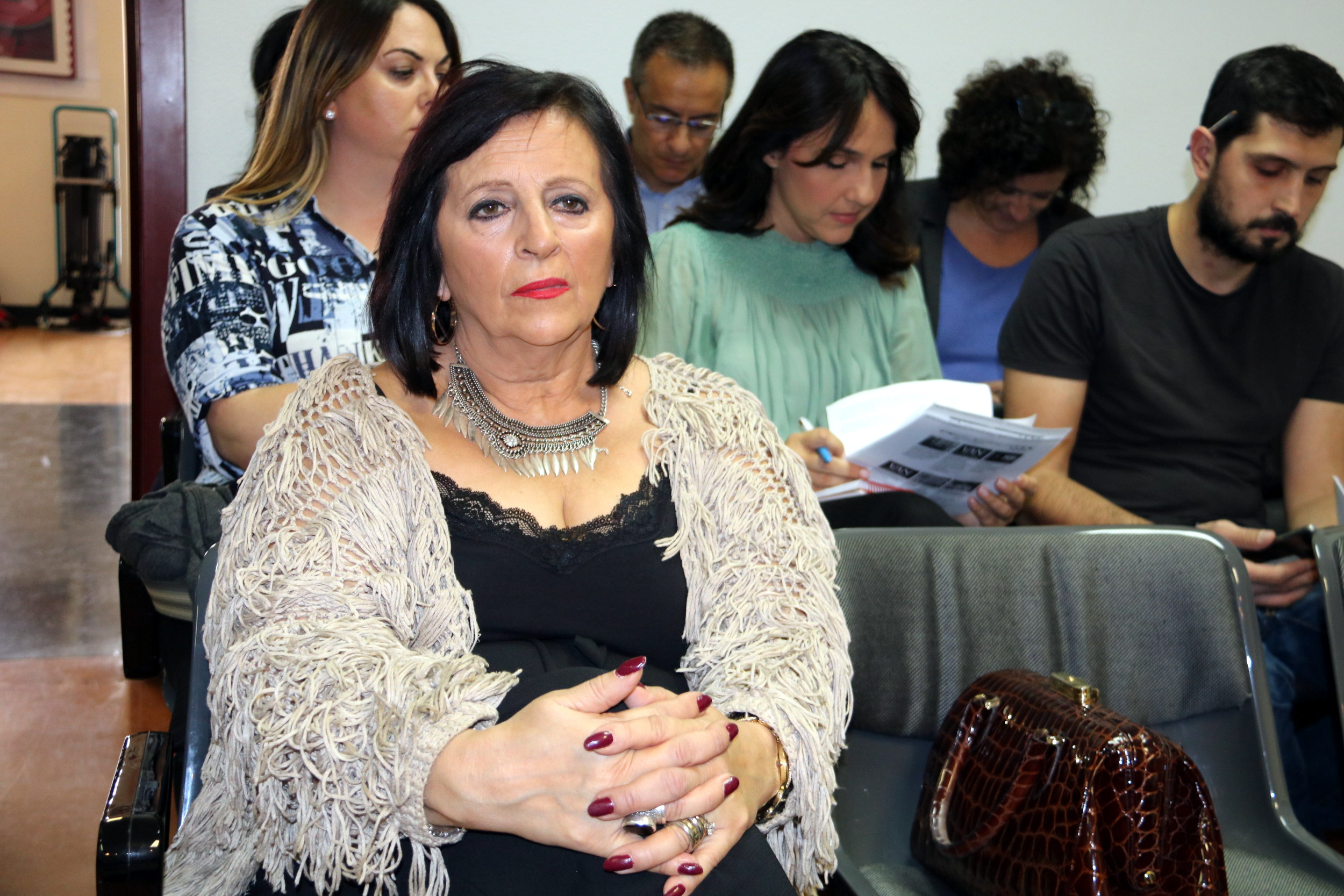 Pilar Abel in the Madrid courthouse waiting room (by ACN)