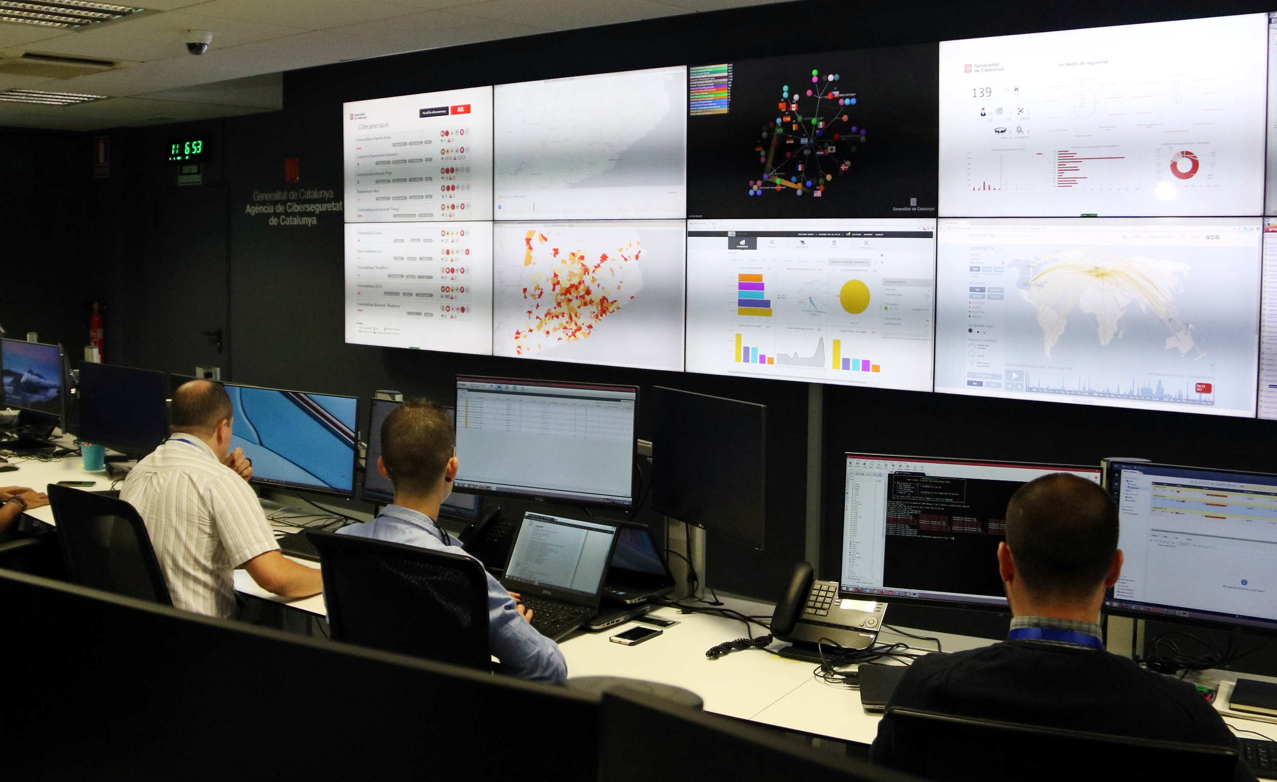 Control room in the Catalan Cybersecurity Agency (by Àlex Recolons)