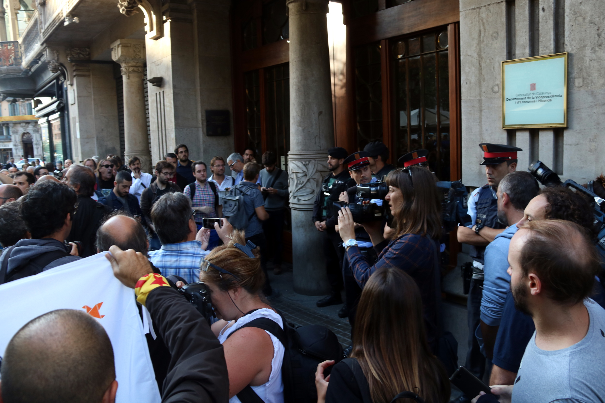 Catalan government department of Economy with protesters on September 20, 2017