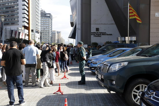 Spain's Guardia Civil agents in front of a Catalan ministry (by ACN)