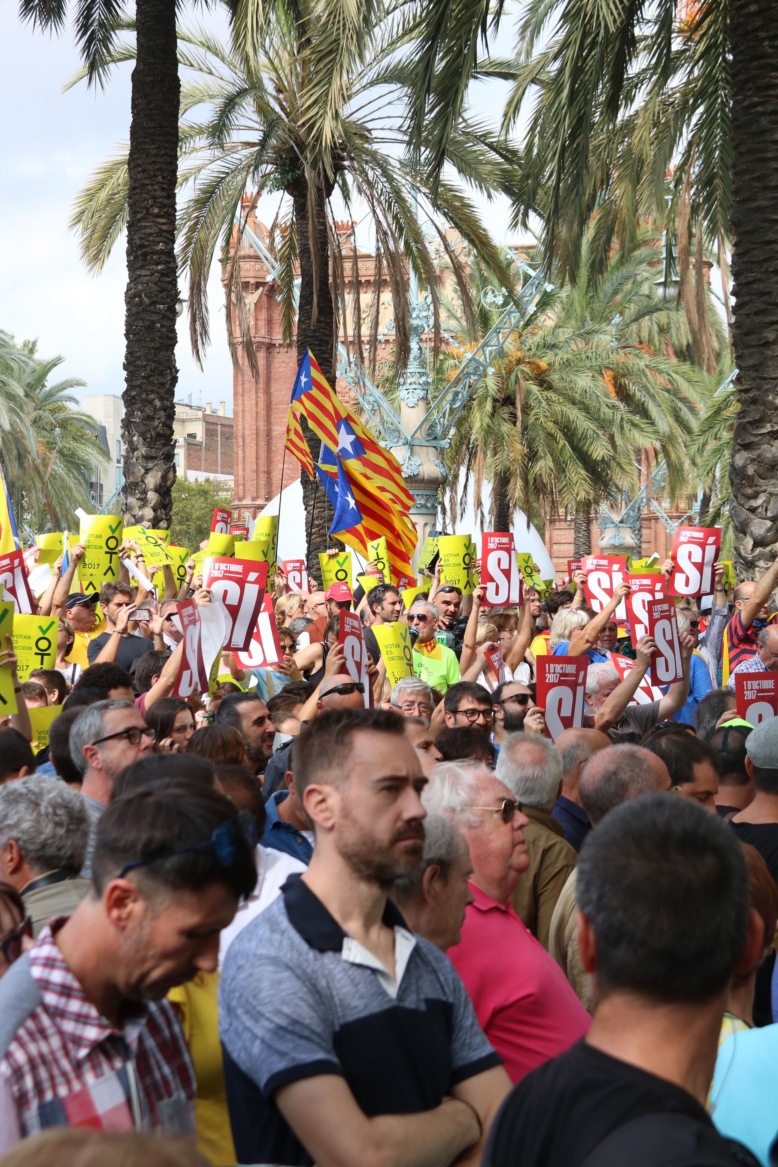 Hundreds rally outside court near Barcelona's Arc de Triomf