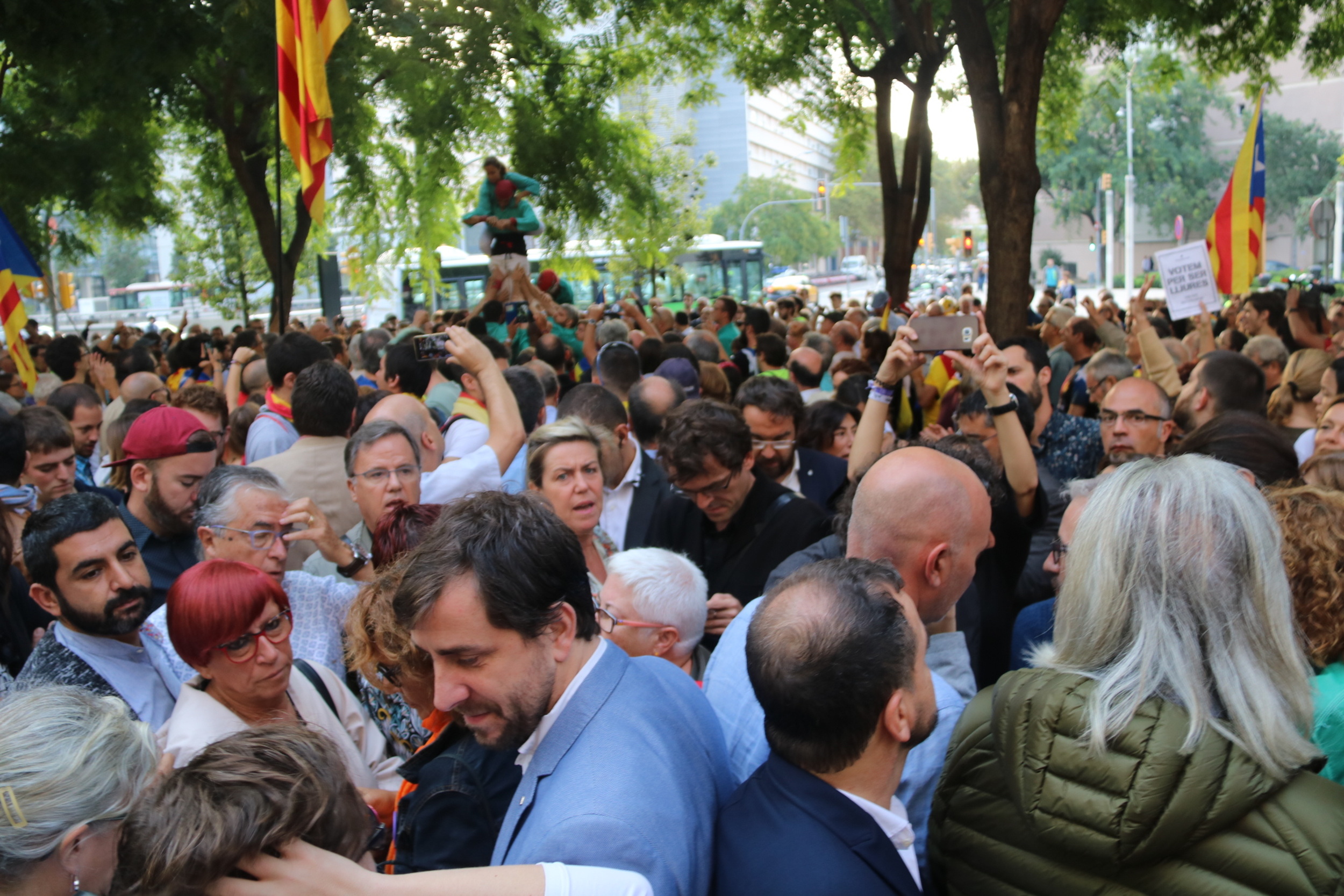 Protesters at Catalonia's City of Justice (by Pol Solà)