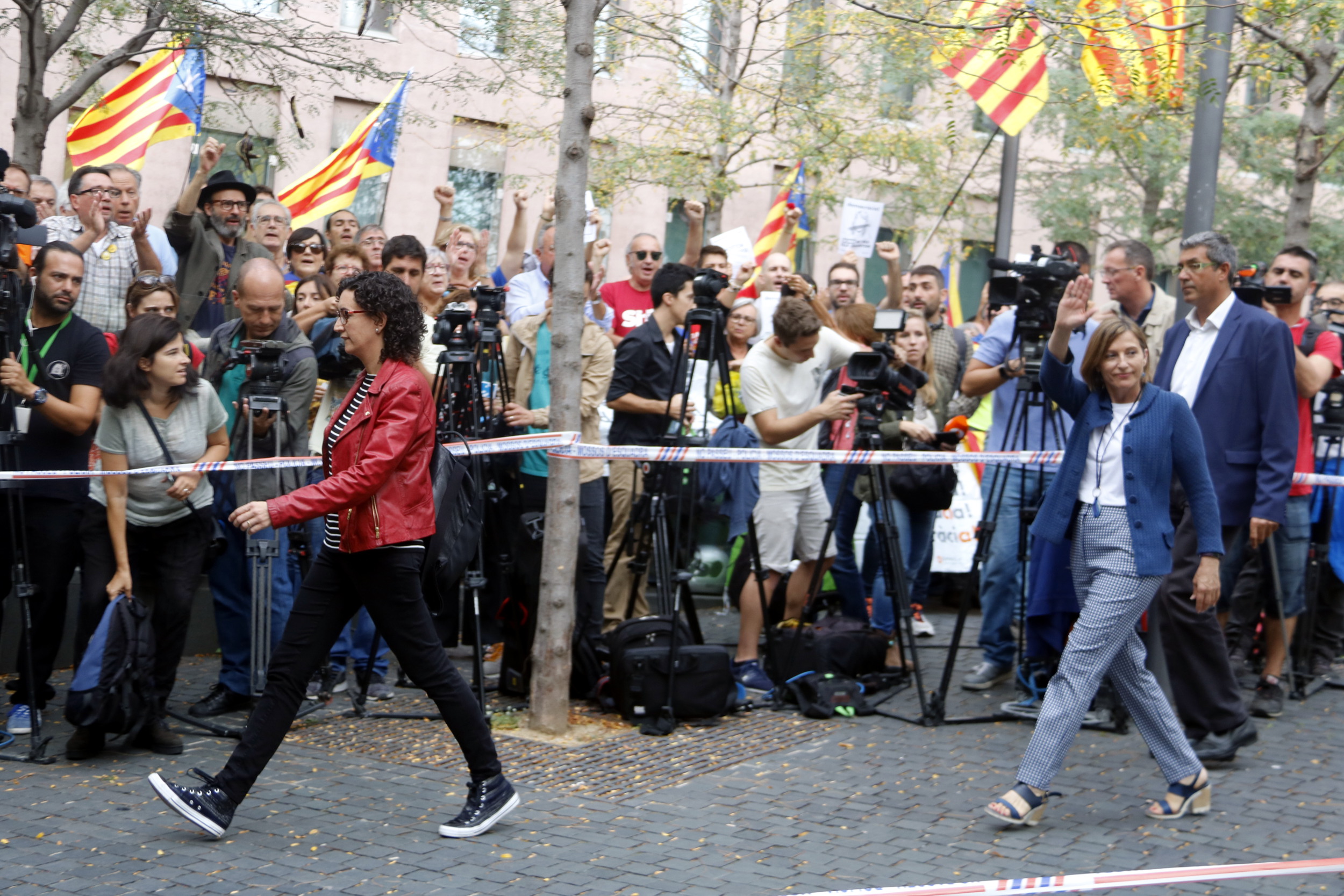 Protesters at Catalonia's City of Justice (by ACN