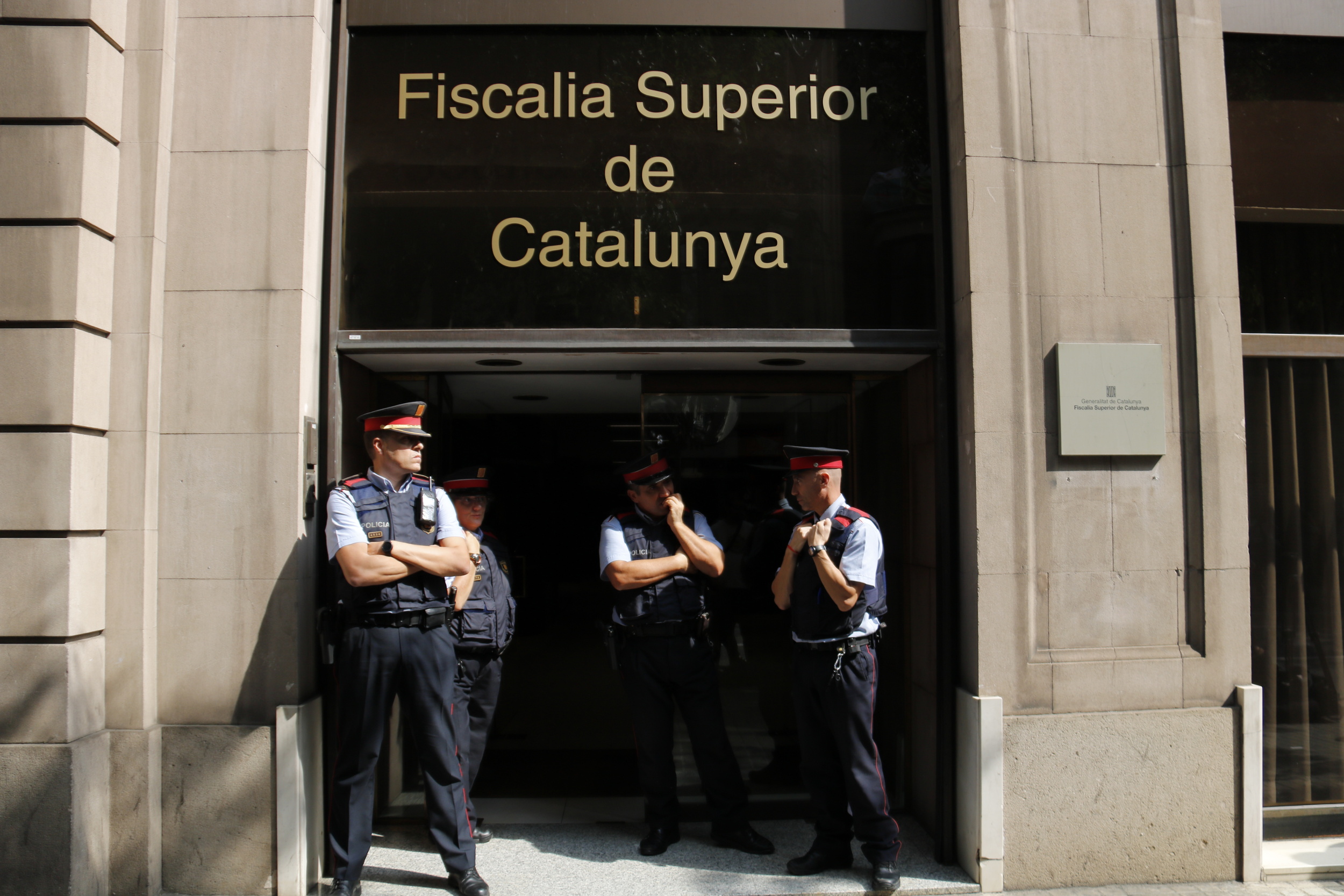 Mossos in front of the prosecutor's office in Catalonia (by ACN)