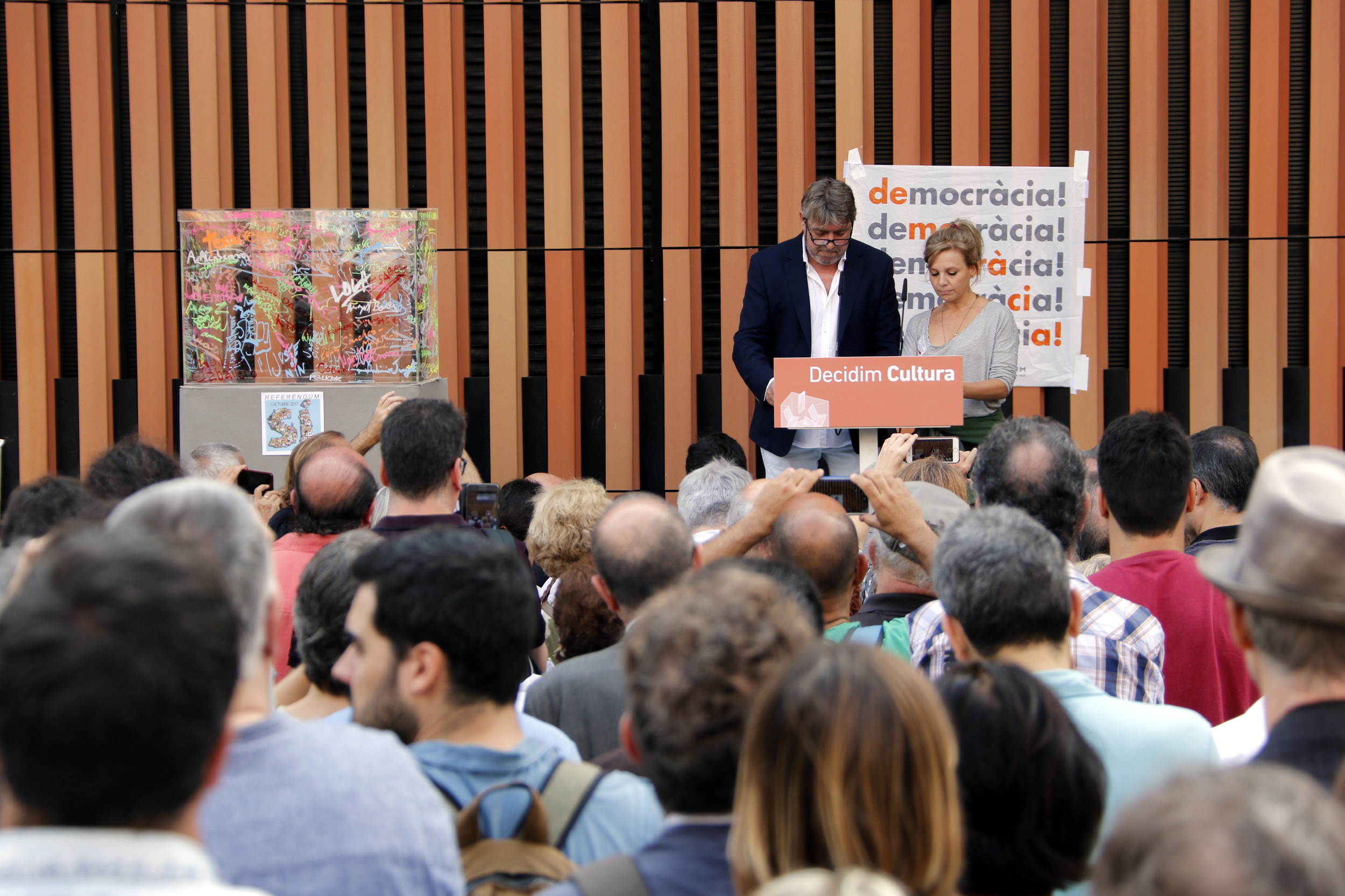 Actor Pere Arquillué and actress Rosa Boladeras read the manifesto (by ACN)
