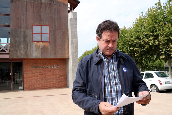 The mayor of Oliana with the letter delivered by Spain's Guardia Civil (by ACN)