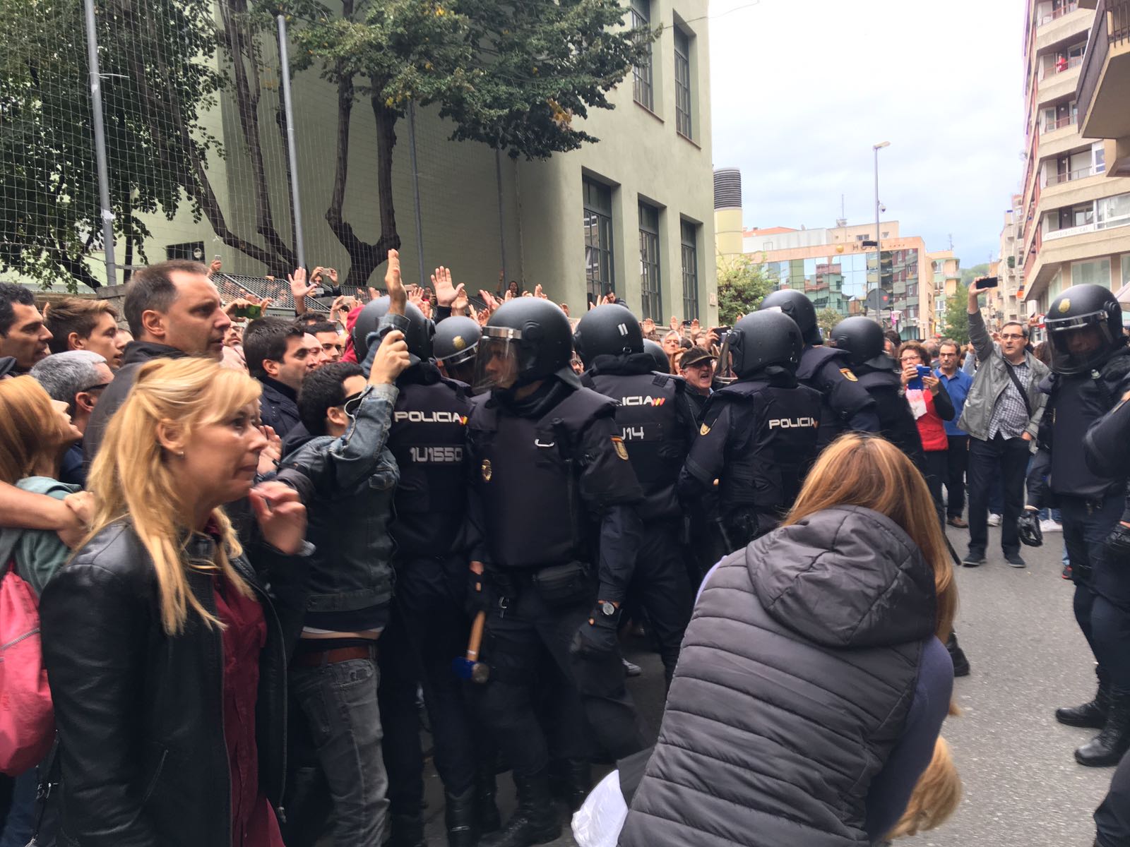 Spanish riot police in the Catalan President polling station (by ACN)