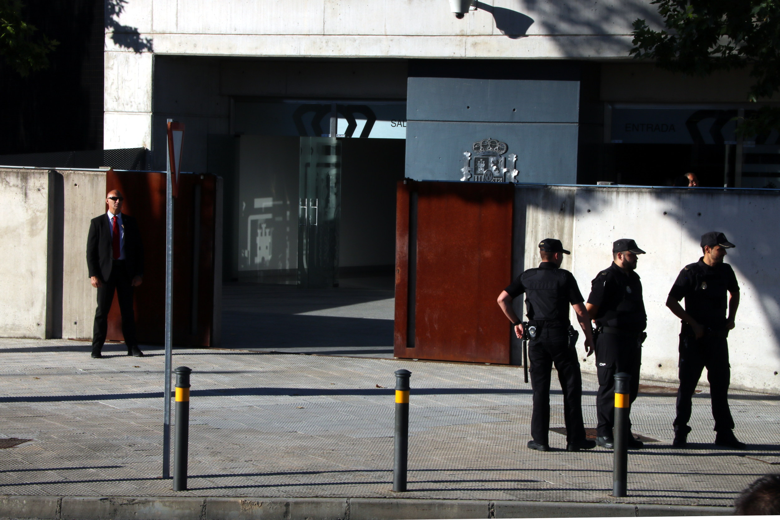 Police guarding the entrance to the Spanish National Court in July 2017 (by ACN) 