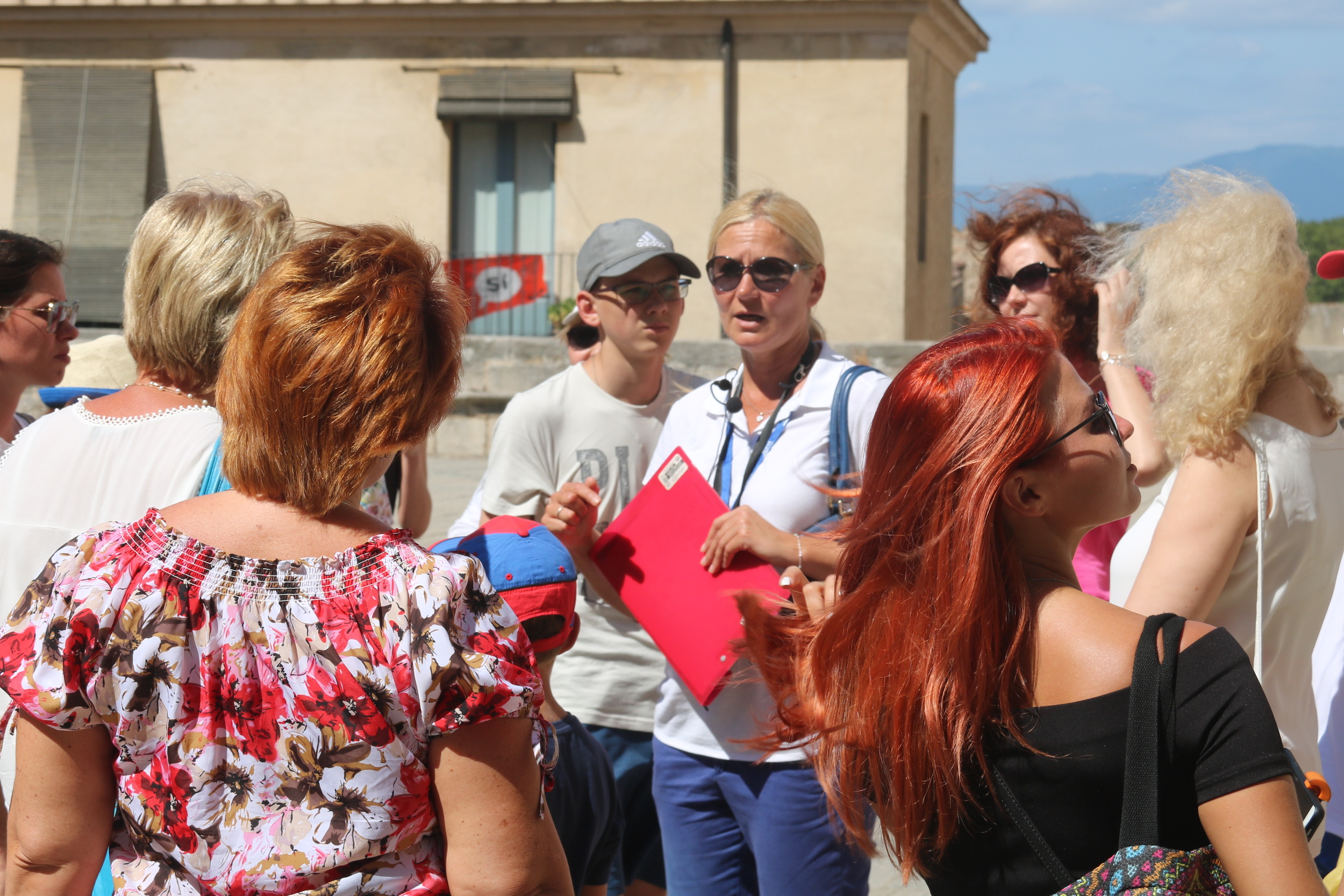 Tourists with their guide in Girona (by ACN)