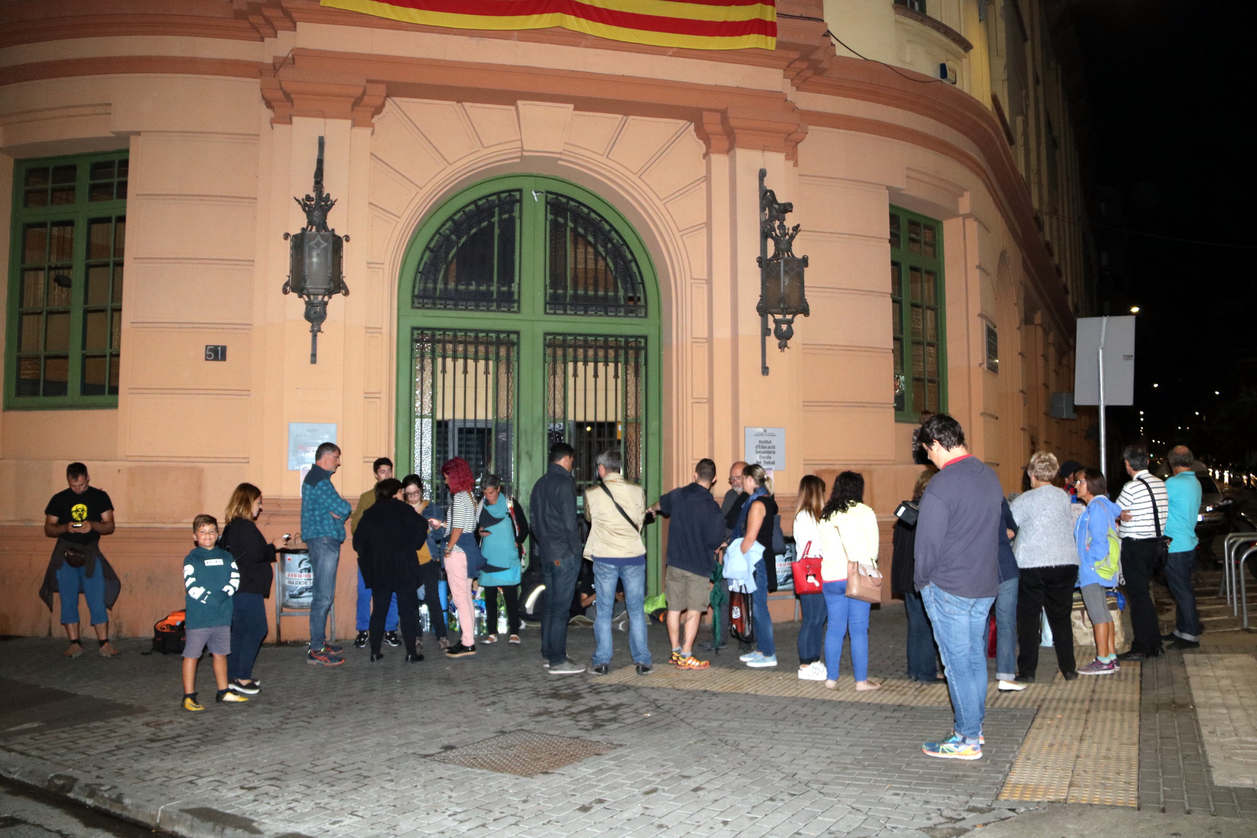 People in front of a polling station in Lleida, western Catalonia (by ACN)