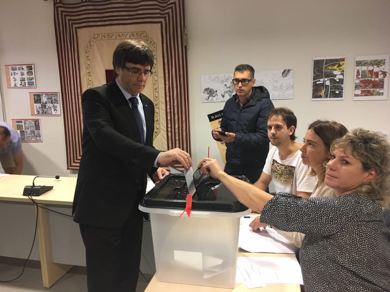 Catalan President, Carles Puigdemont, voting in the referendum on Sunday (by Govern)