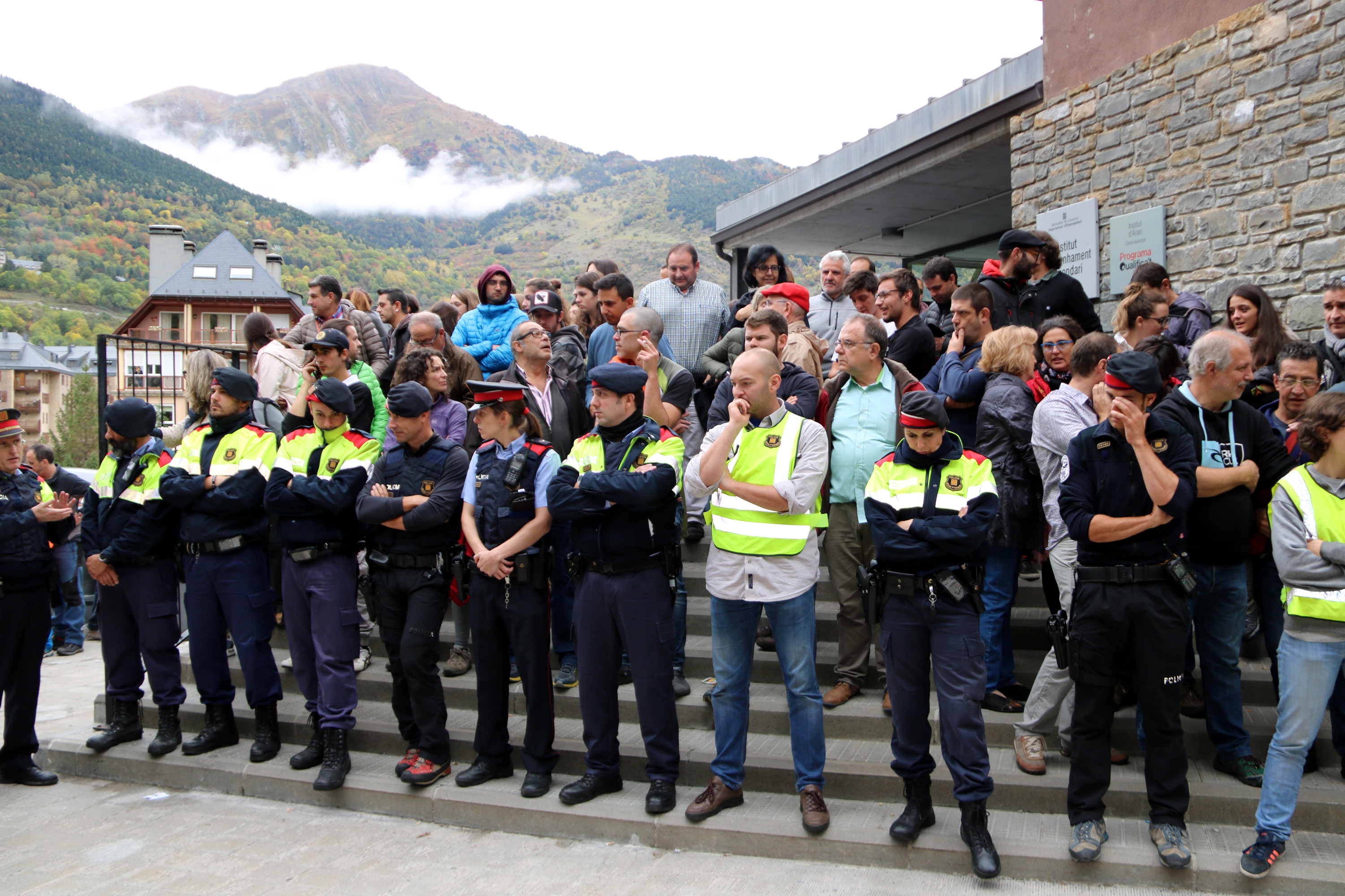 People behind a row of Catalan police officers, some of whom become emotional (by ACN)