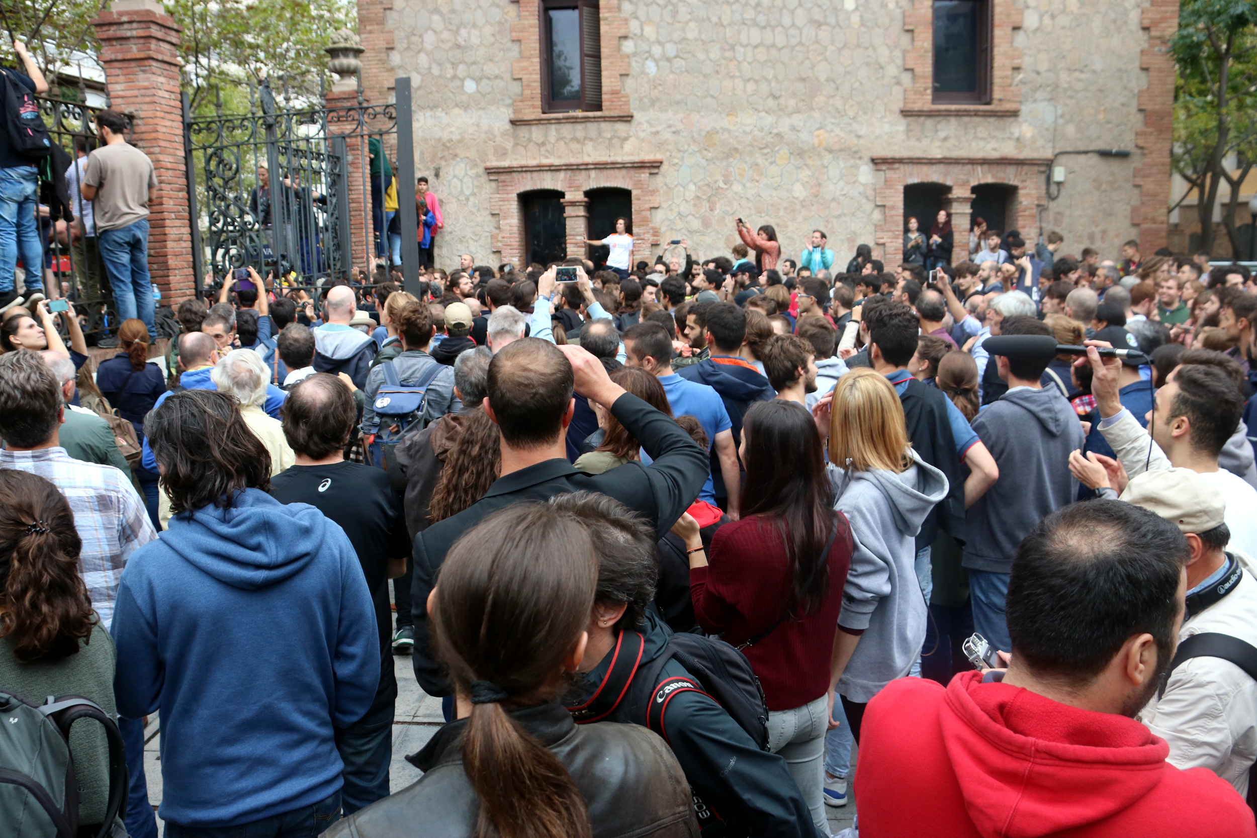 Citizens gather to vote at the Escola Industrial grounds in Barcelona on October 1 (by ACN)