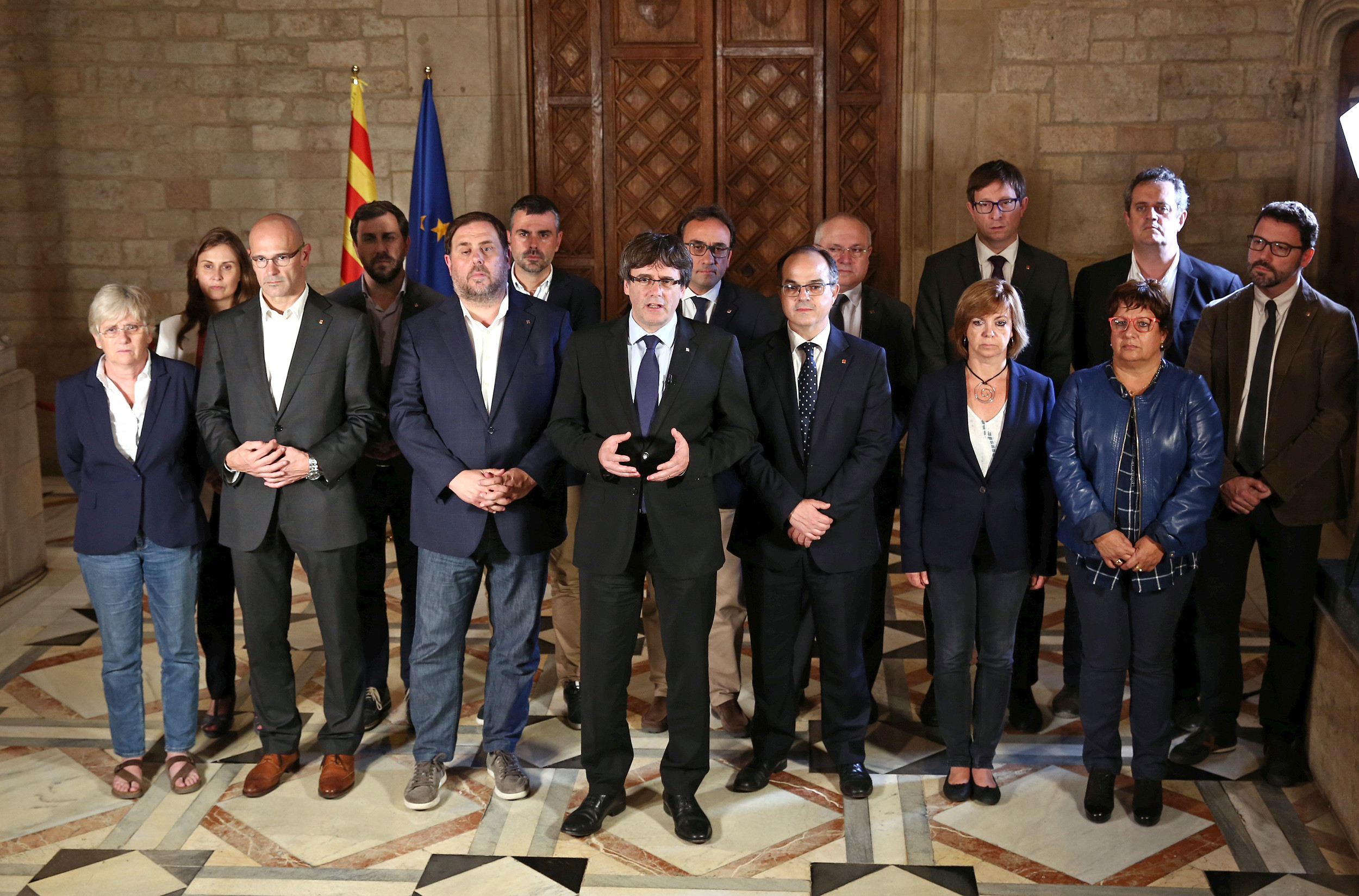 Catalan president, Carles Puigdemont (center), with his government (by Jordi Bedmar)
