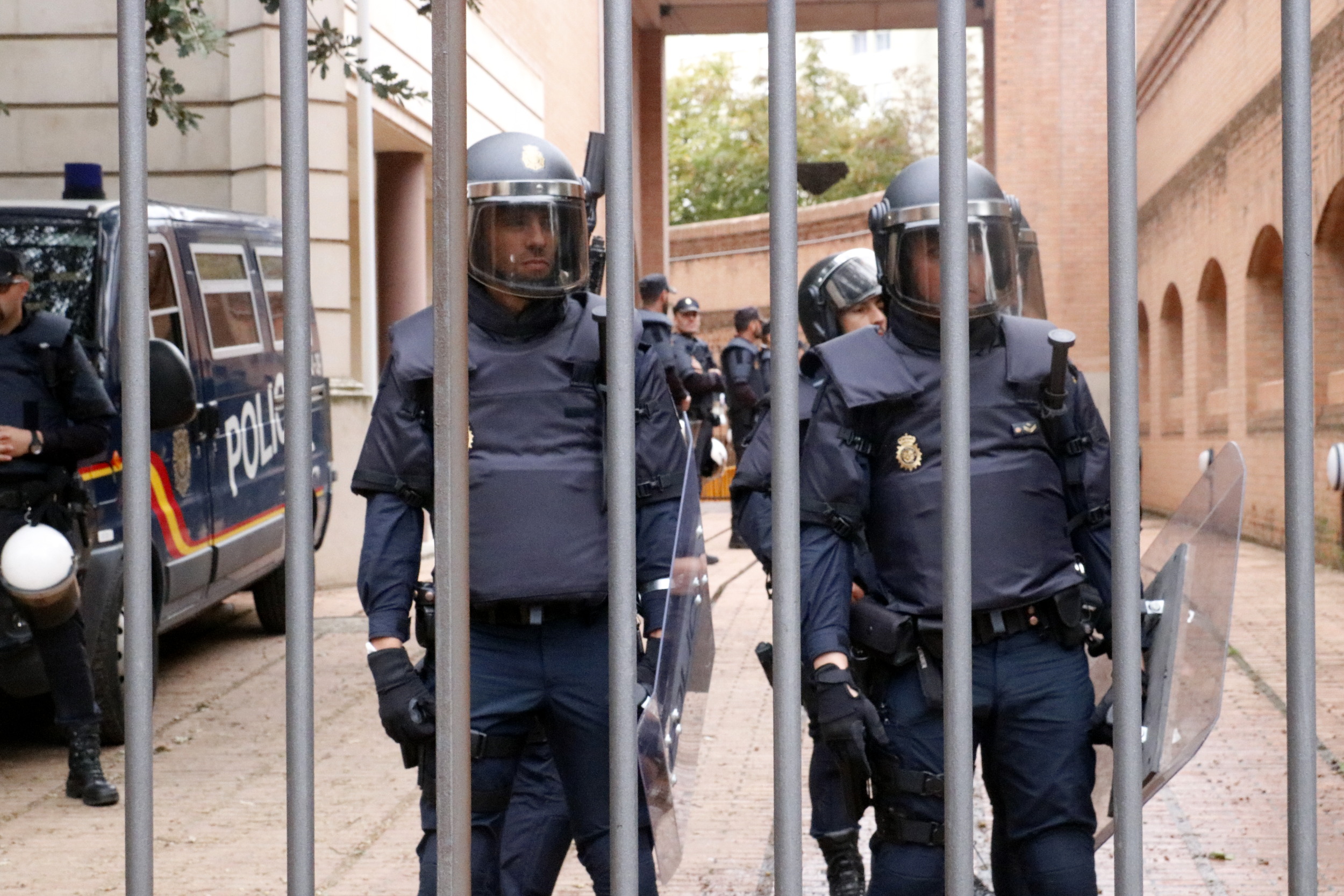 Spanish police outside Spain's sub-delegation in Girona (by ACN)