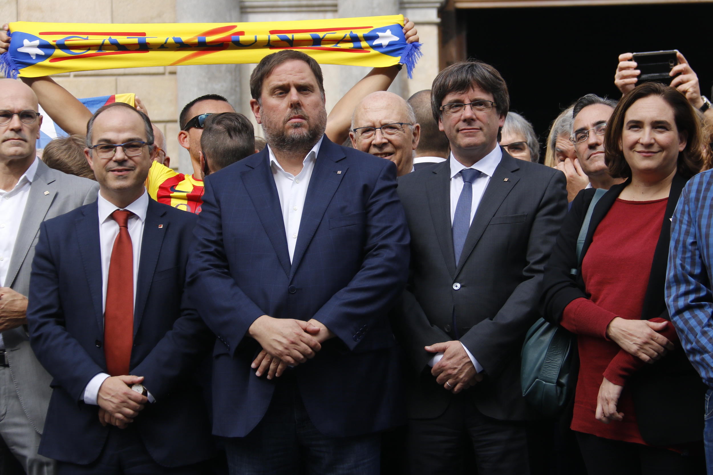 The president of the Generalitat, Carles Puigdemont, the vice president, Oriol Junqueras, the counselor Jordi Turull and the mayor of Barcelona, Ada Colau in Plaça Sant Jaume today (by ACN)