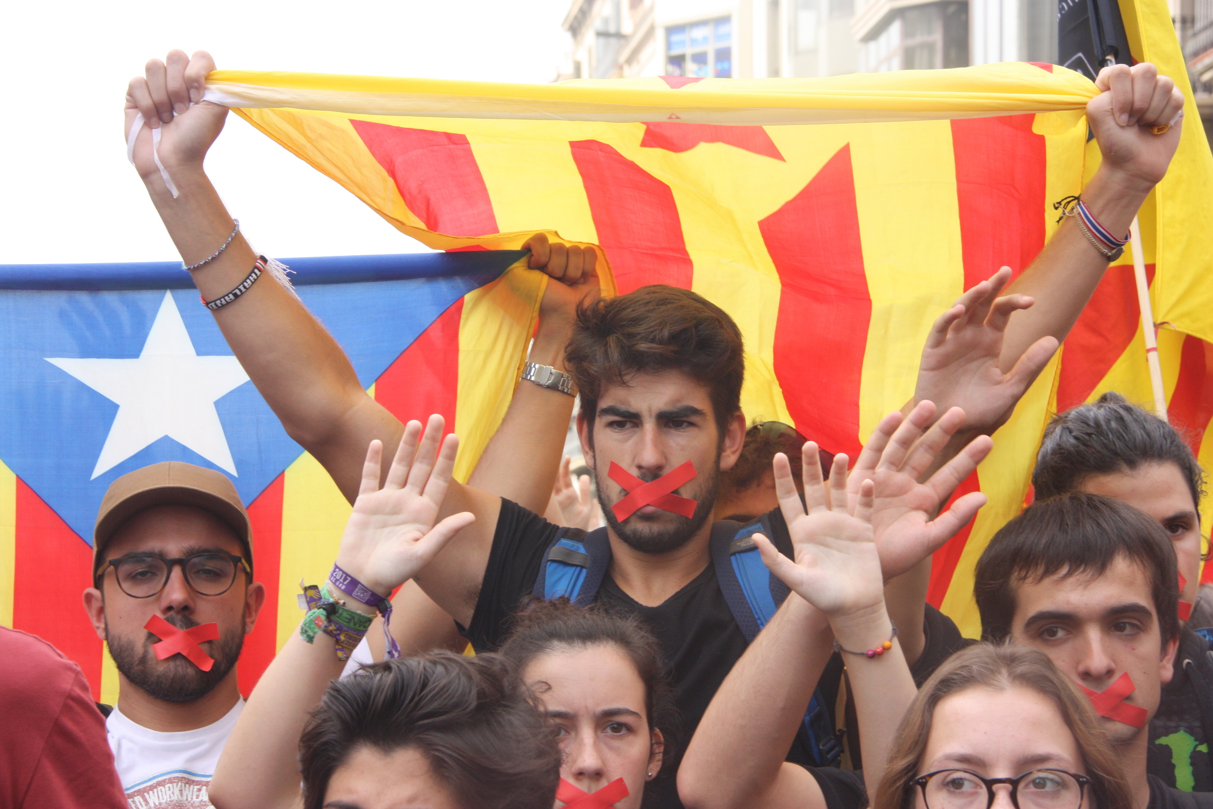 Students protest police violence and uphold the voting resullts in Barcelona center on October 2 (by ACN)
