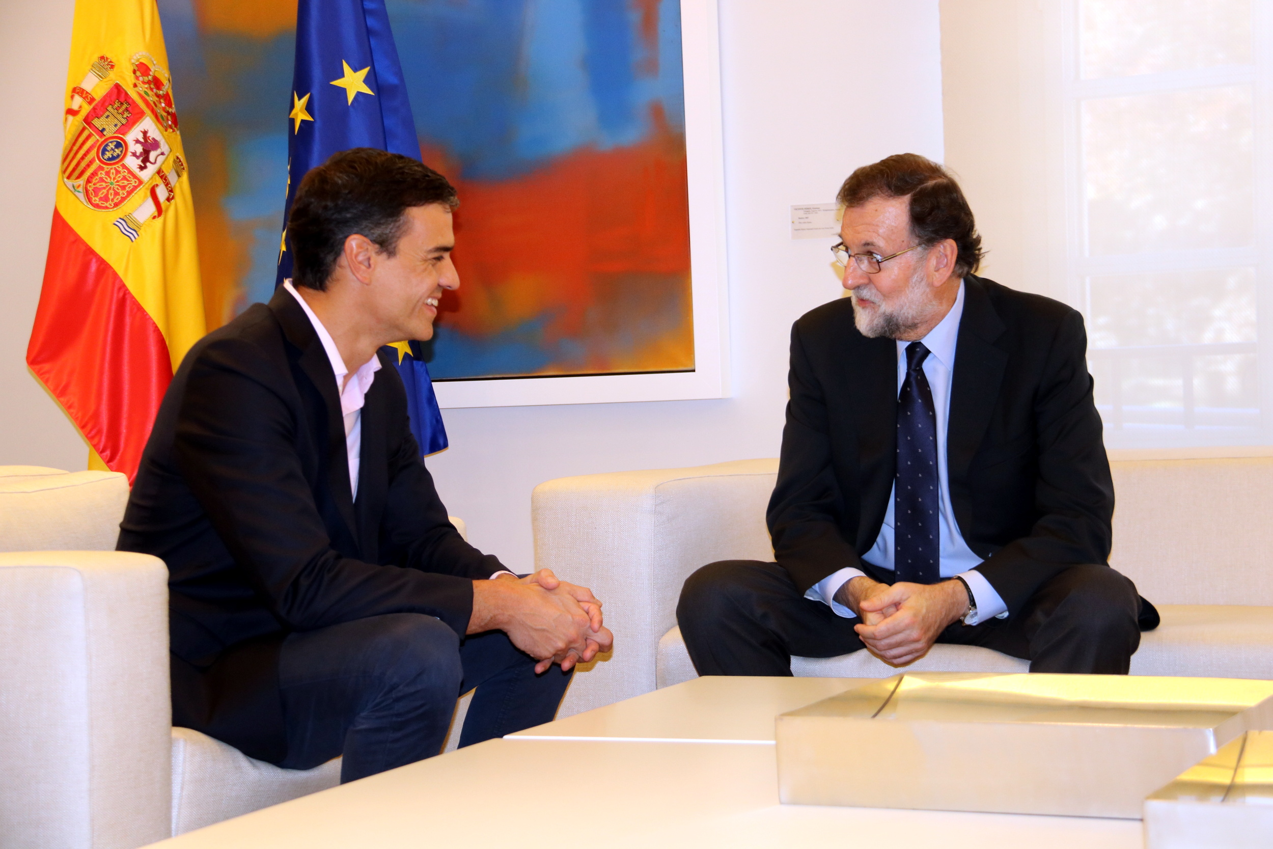 Spanish president Mariano Rajoy speaking to leader of the PSOE Pedro Sànchez ini Madrid (by Tània Tàpia)