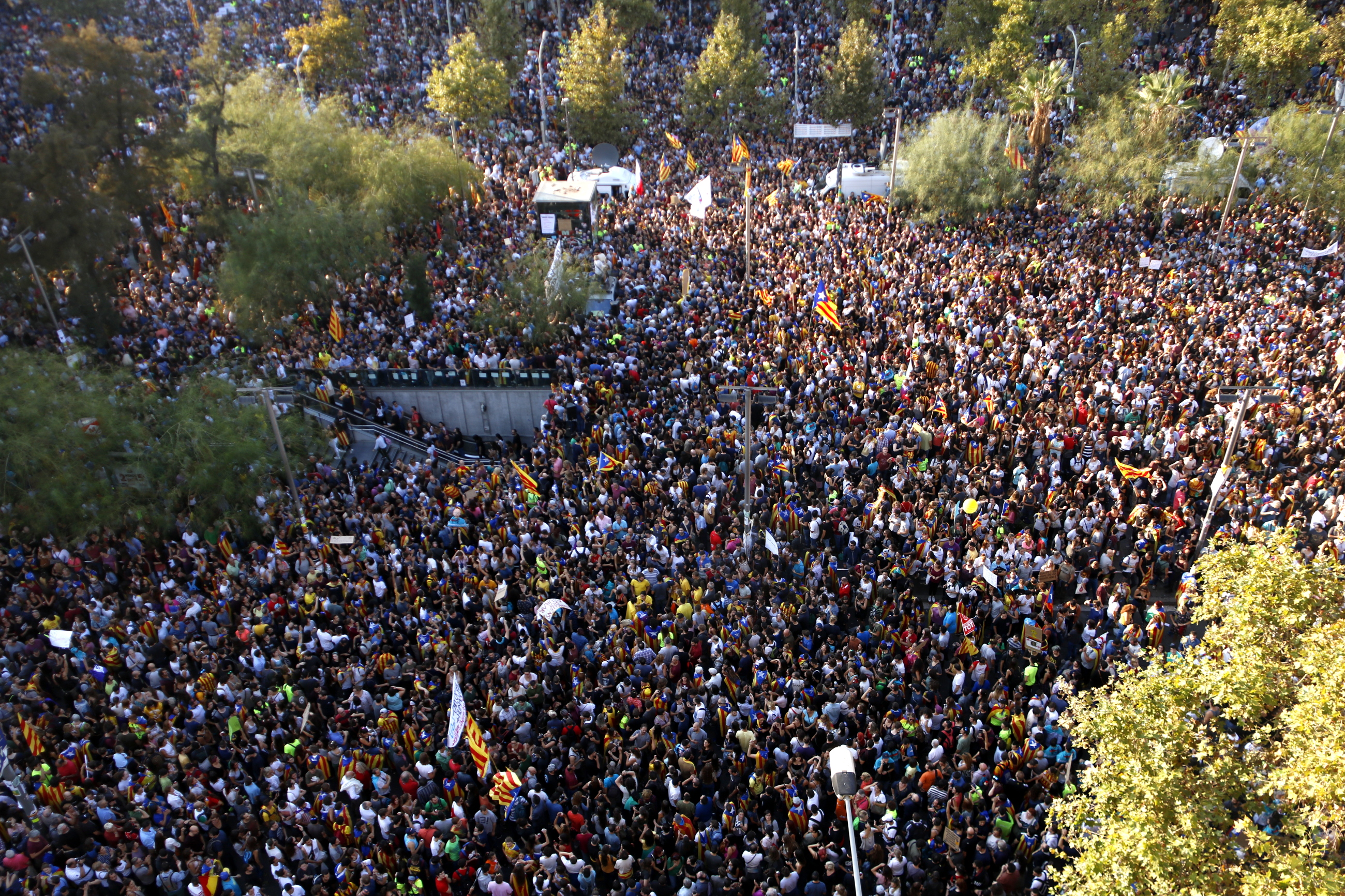 The massive demonstration on October 3 in Plaça Universitat against police violence (by ACN)