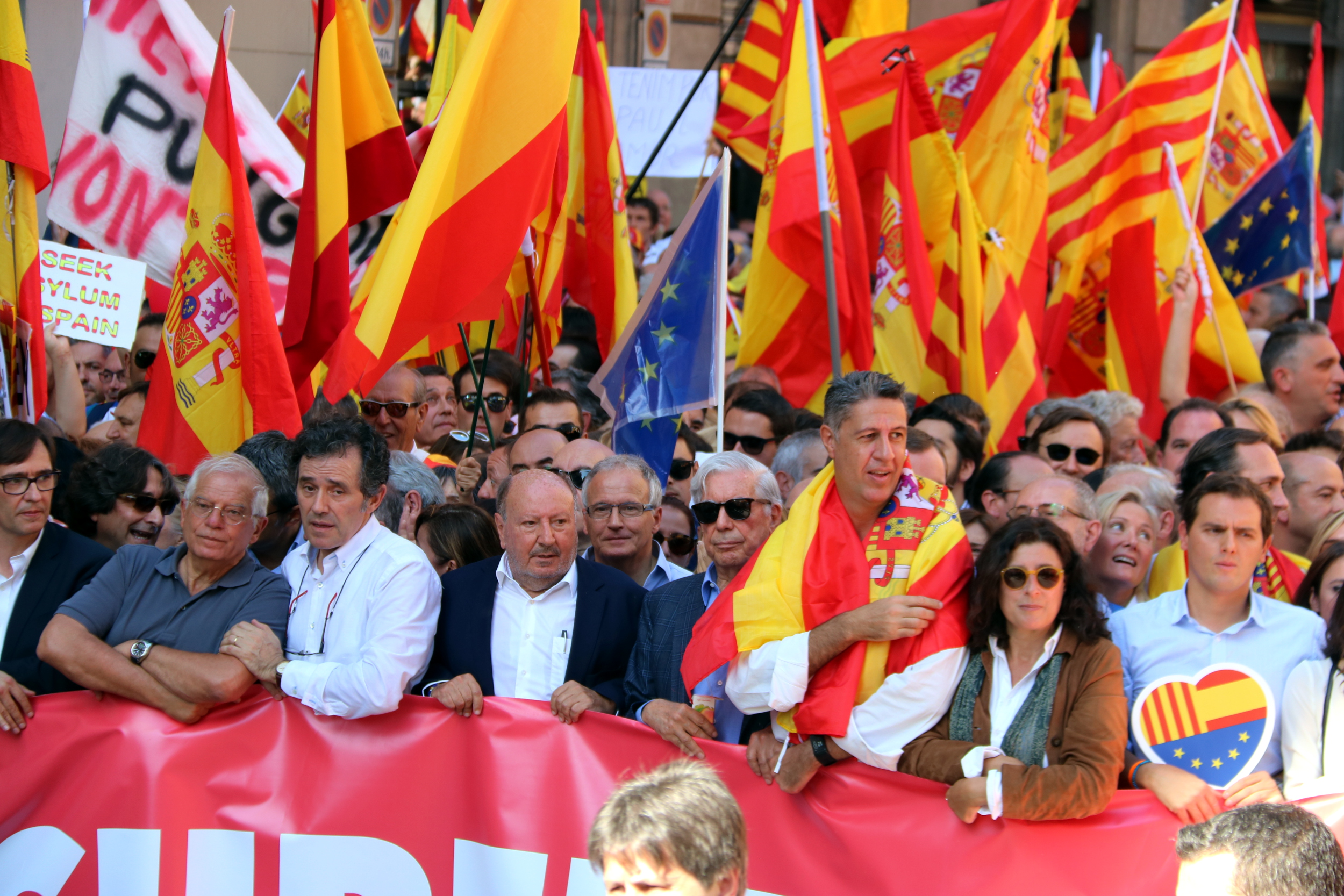 The march for Spanish unity and against independence on October 8 with representation from the Catalan Civil Society, the People's Party, and Ciutadans as well as former European Parliament president Josep Borrell (by ACN)  