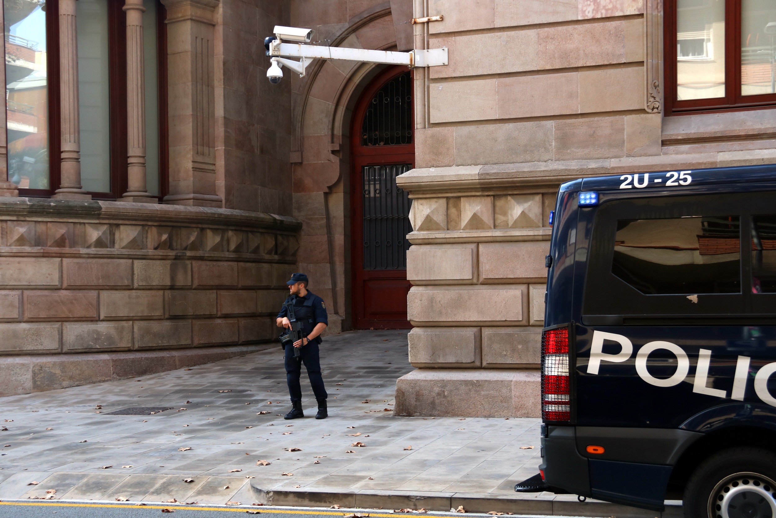 Spanish National Police agent outside the Palace of Justice in Barcelona (by ACN)