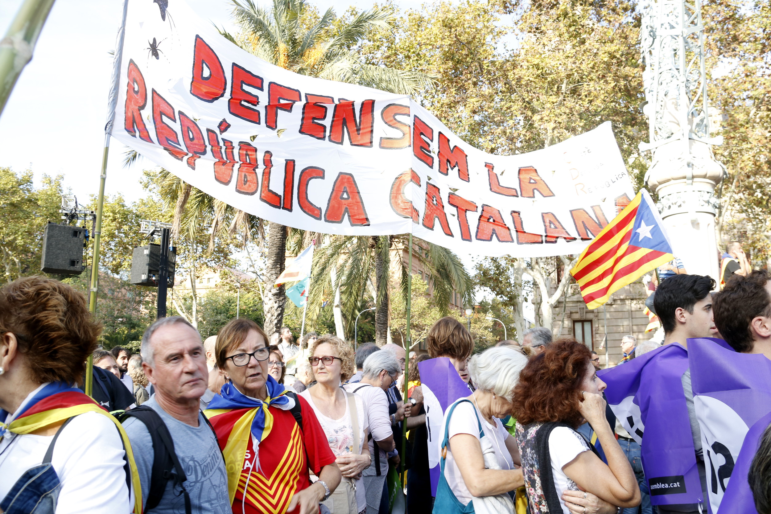 Crowds gathered near Catalan parliament buildings on Tuesday afternoon (by ACN)