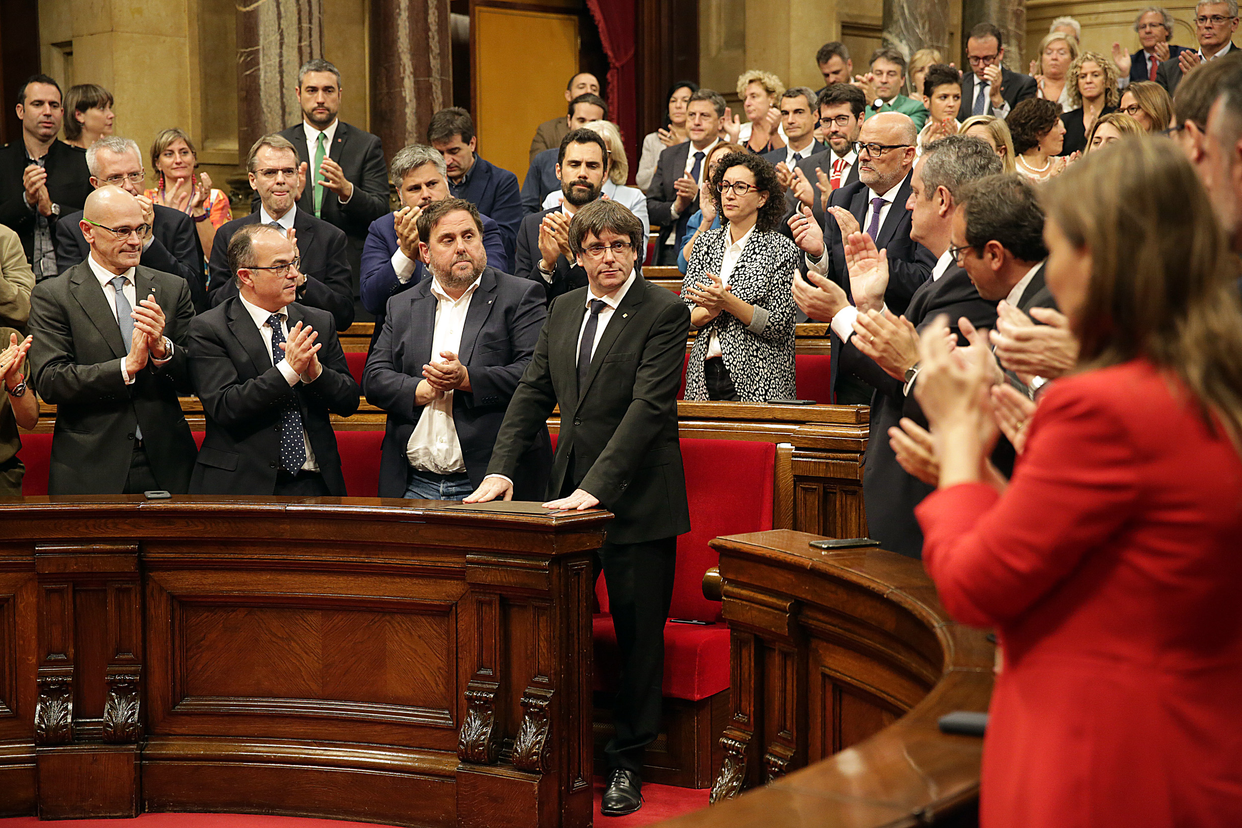 Catalan president Carles Puigdemont receives applause in parliament on Tuesday (by ACN)