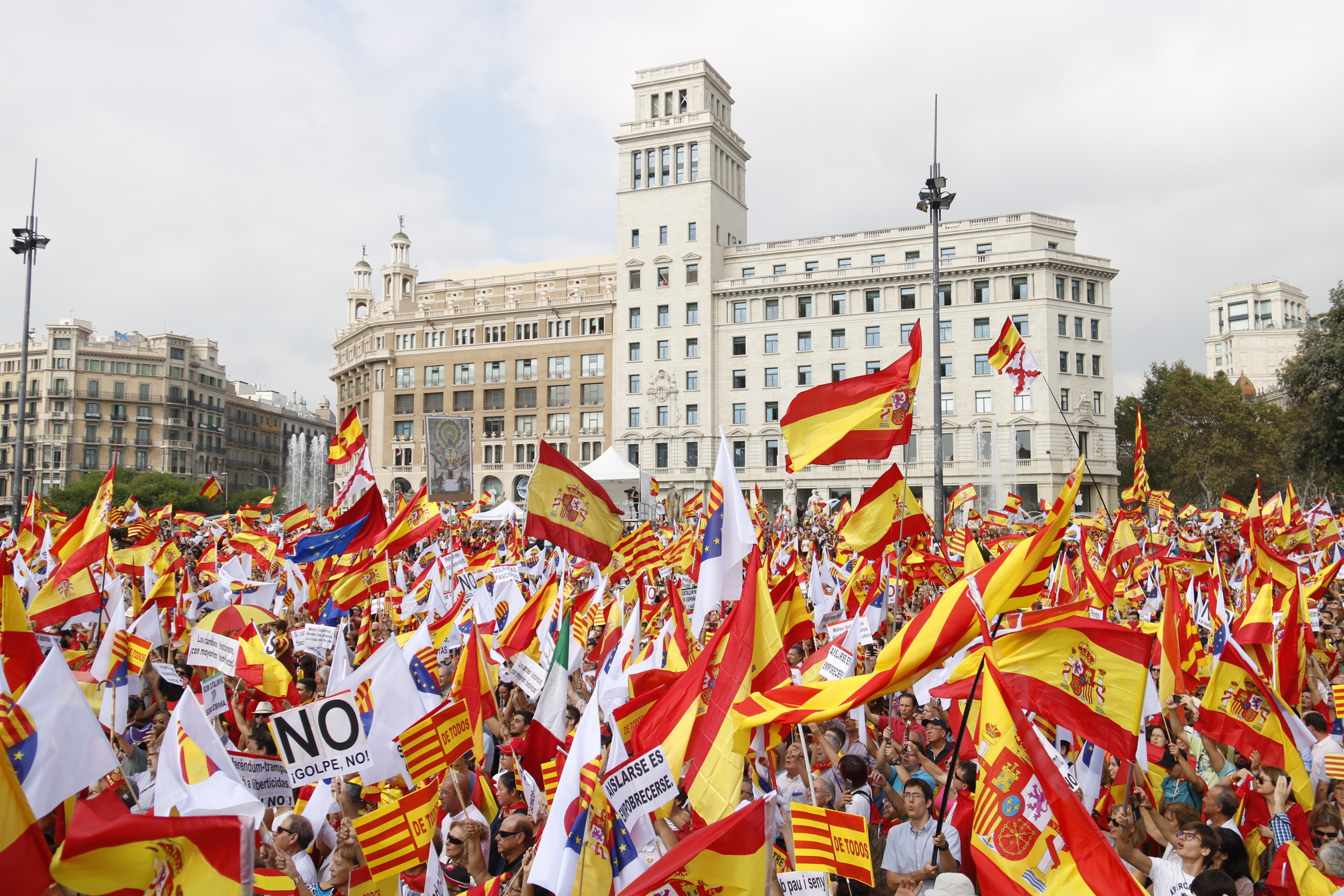 Spanish flags in the rally in Barcelona in favor of Spain's unity (by Patricia Mateos)