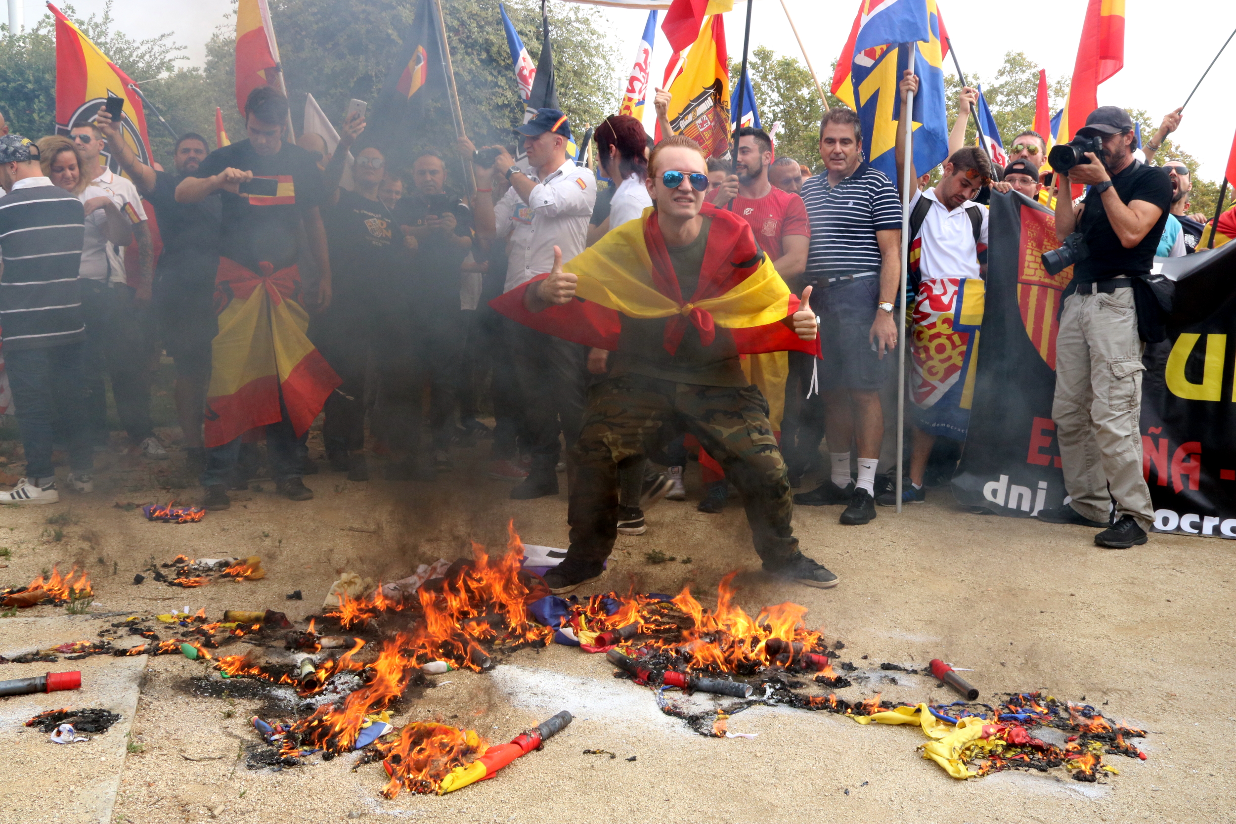 Far-right demonstrators burn a pro-independence flag (by Josep Molina)