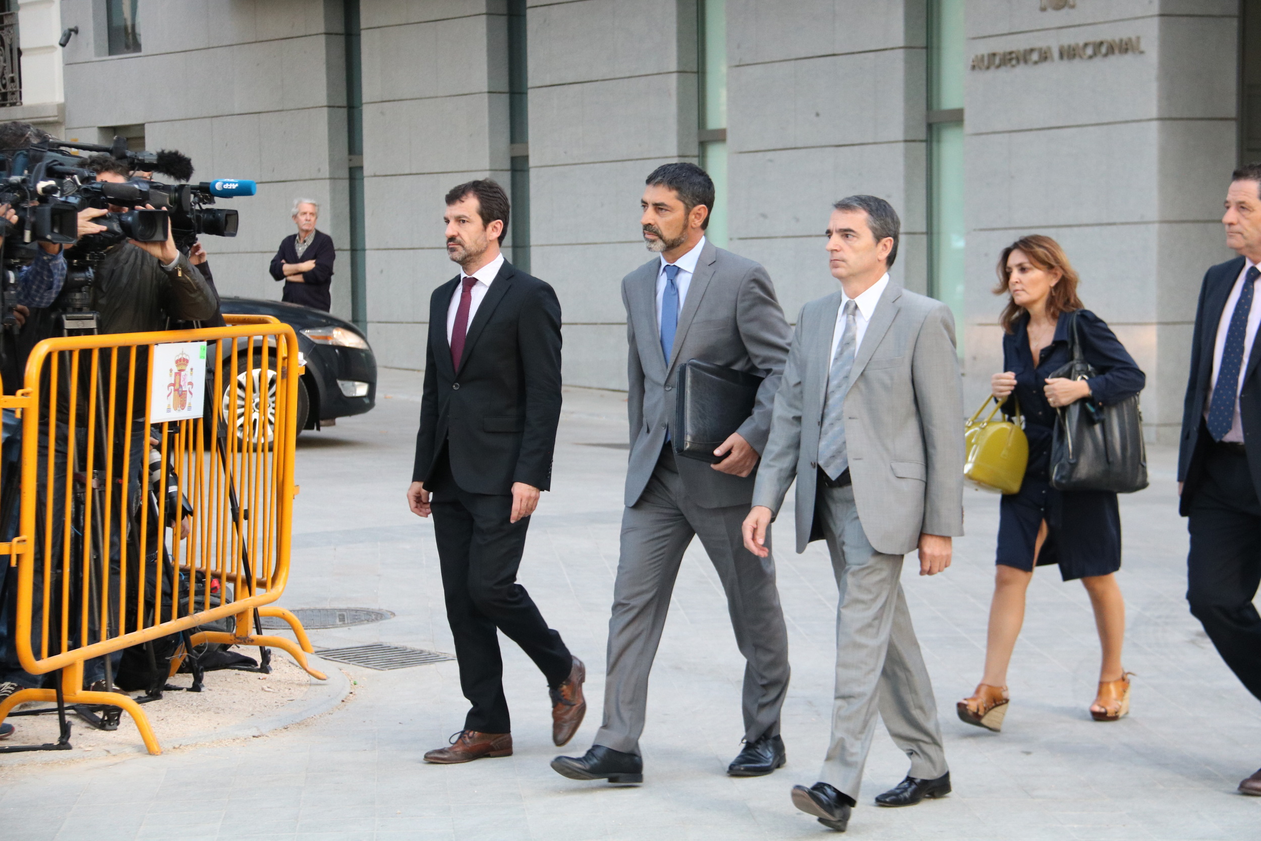 Catalan police chief, Josep Lluís Trapero (center), arriving in the National Court on Monday (by Roger Pi de Cabanyes)