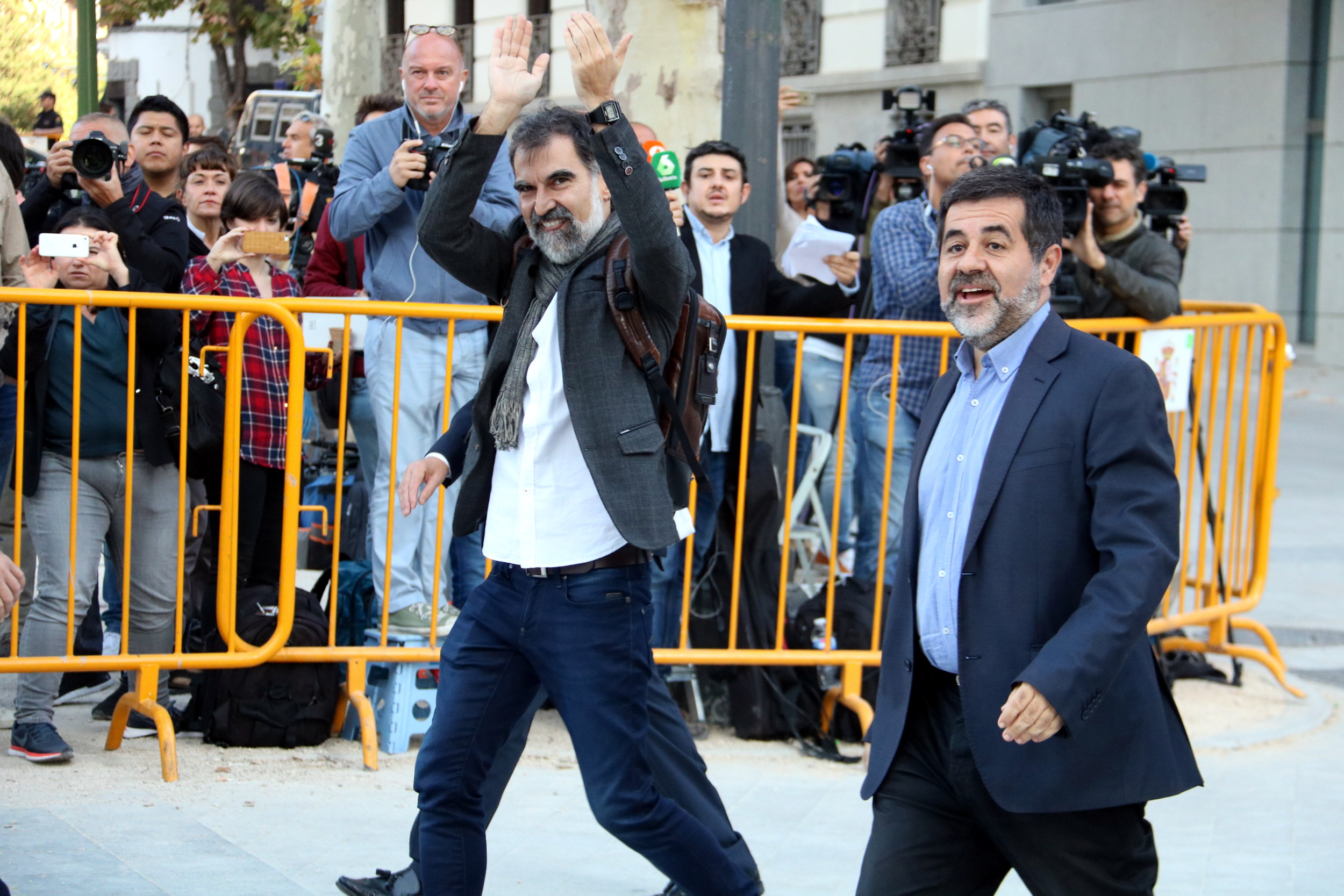 Òmnium Cultural president, Jordi Cuixart (left), and Catalan National Assembly, Jordi Sánchez, arrive in Madrid on Monday (by Roger Pi de Cabanyes)