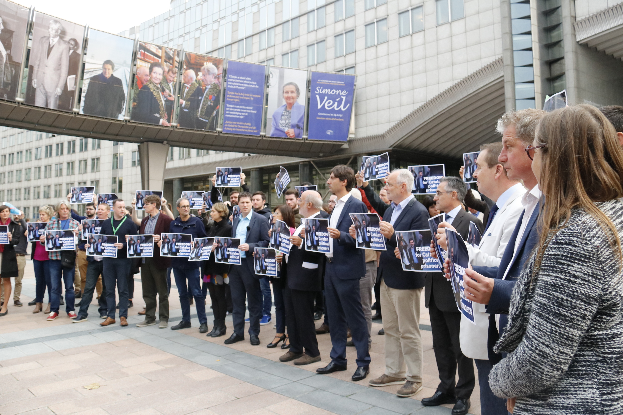 MEPs protest the incarceration of Jordi Sànchez and Jordi Cuixart in front of the European Parliament in Brussels