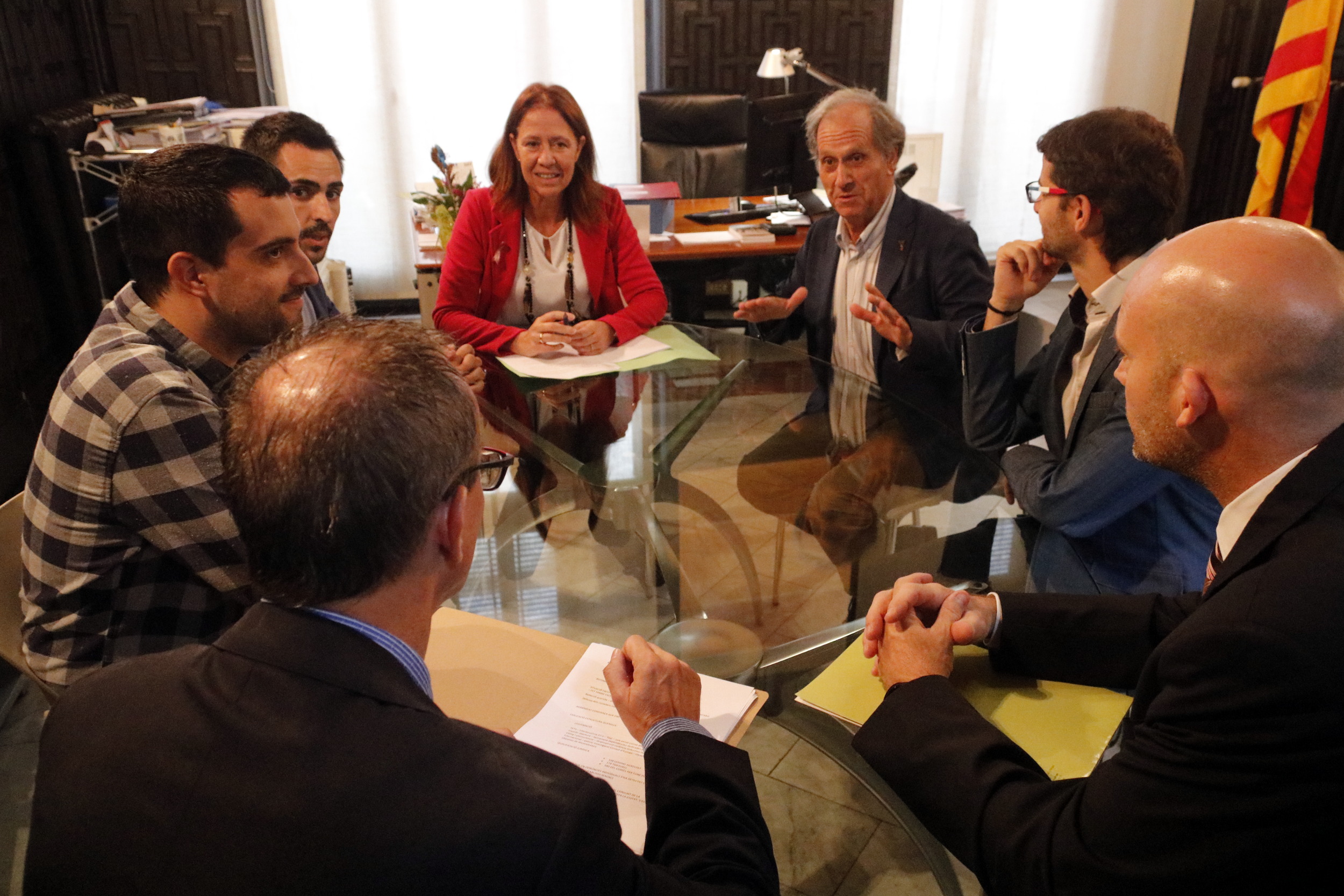 Girona mayors at a meeting with lawyers and representatives of pro-independence organizations on Thursday (by Marina López)