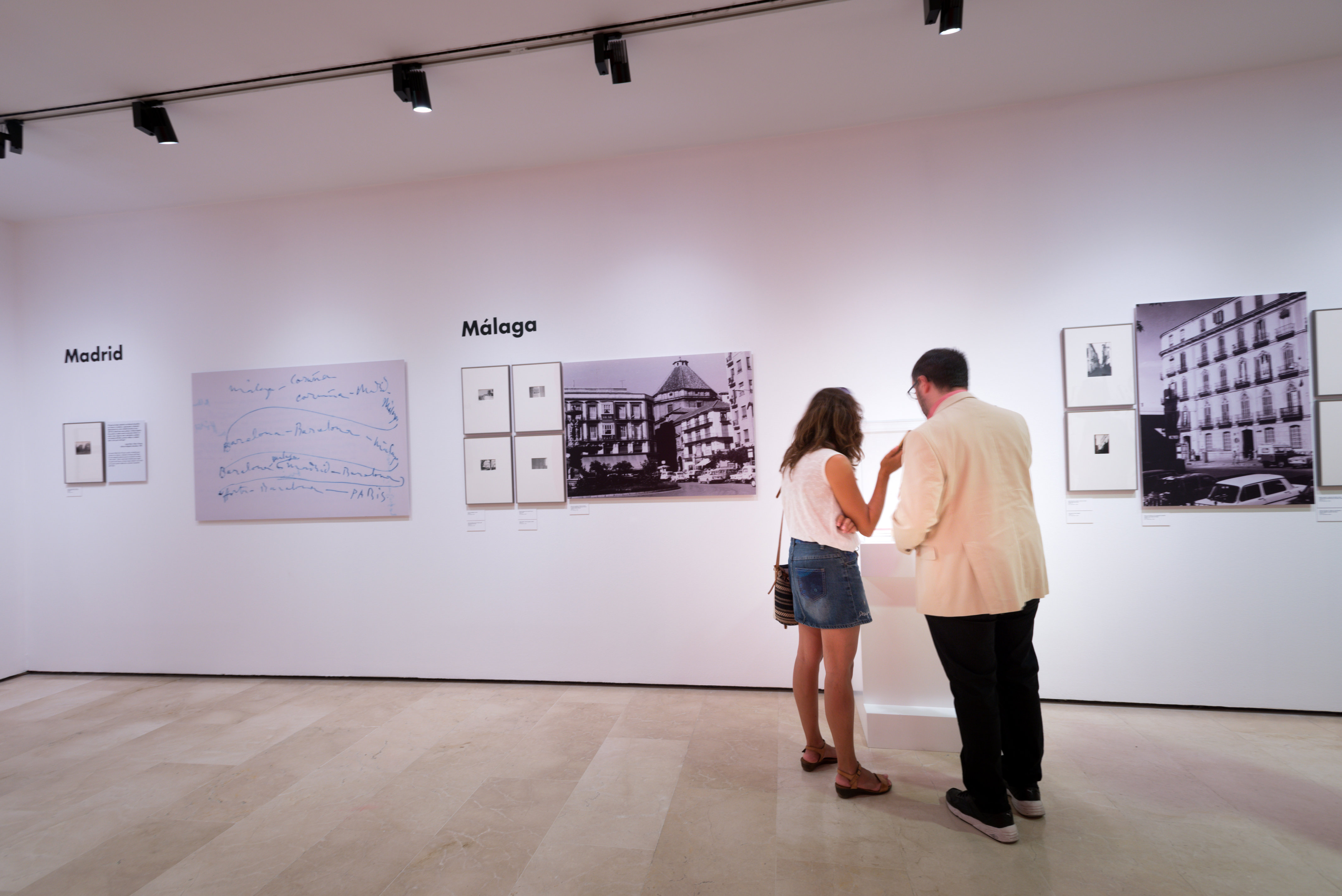 Museumgoers at the 'Palau mira Picasso' exibit (by Fundació Palau)