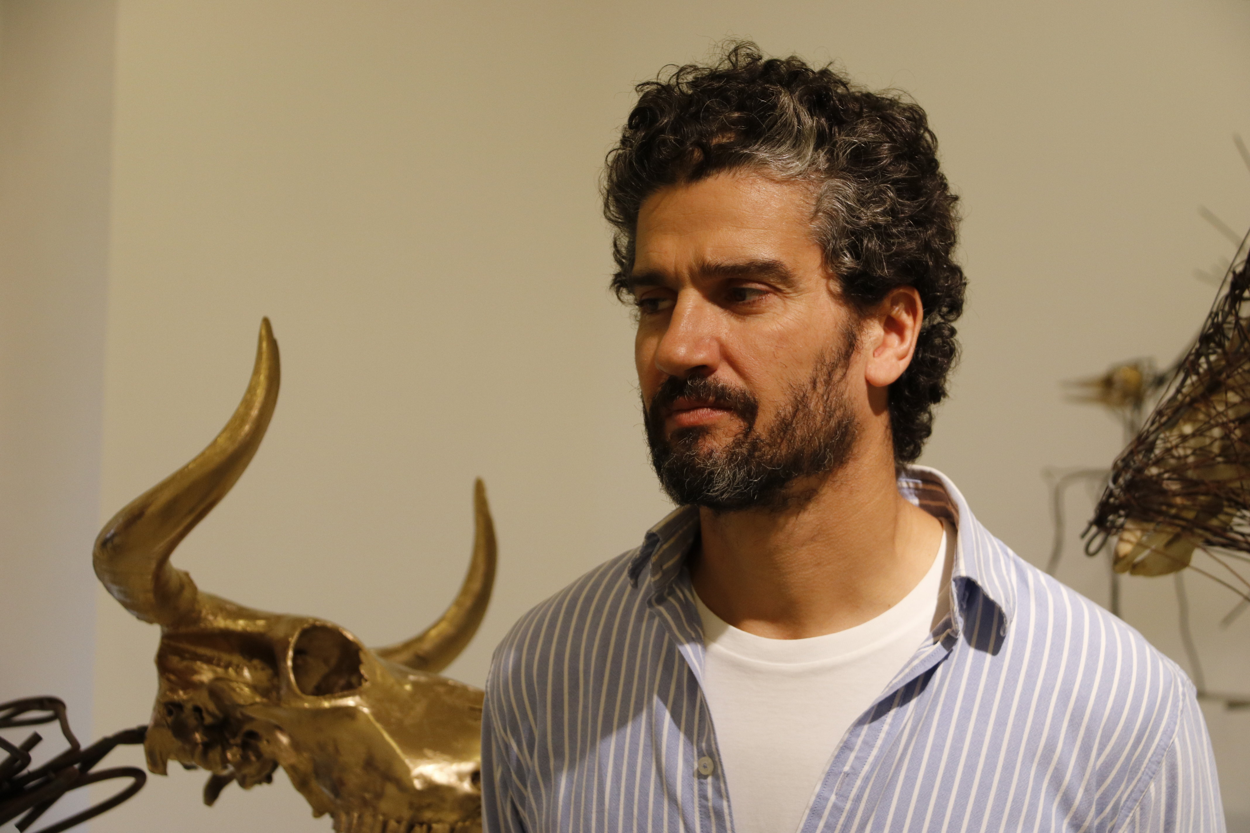 Artist Álvaro Soler-Arpa in front of his sculptures at the Miquel Marcos Gallery in Barcelona (by ACN)