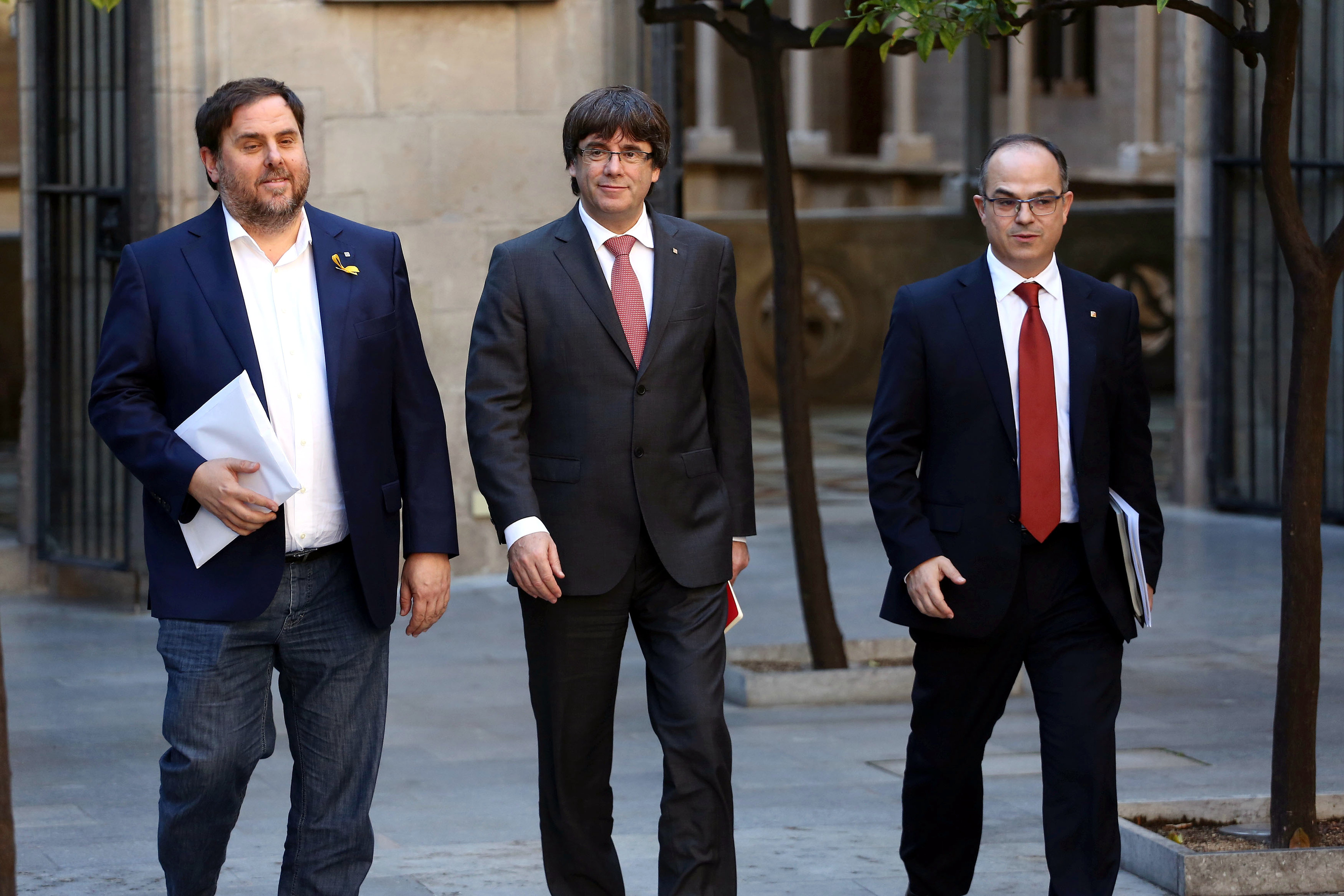 Oriol Junqueras, Carles Puigdemont, Jordi Turull walking towards a cabinet meeting on October 24 (by the Catalan government)