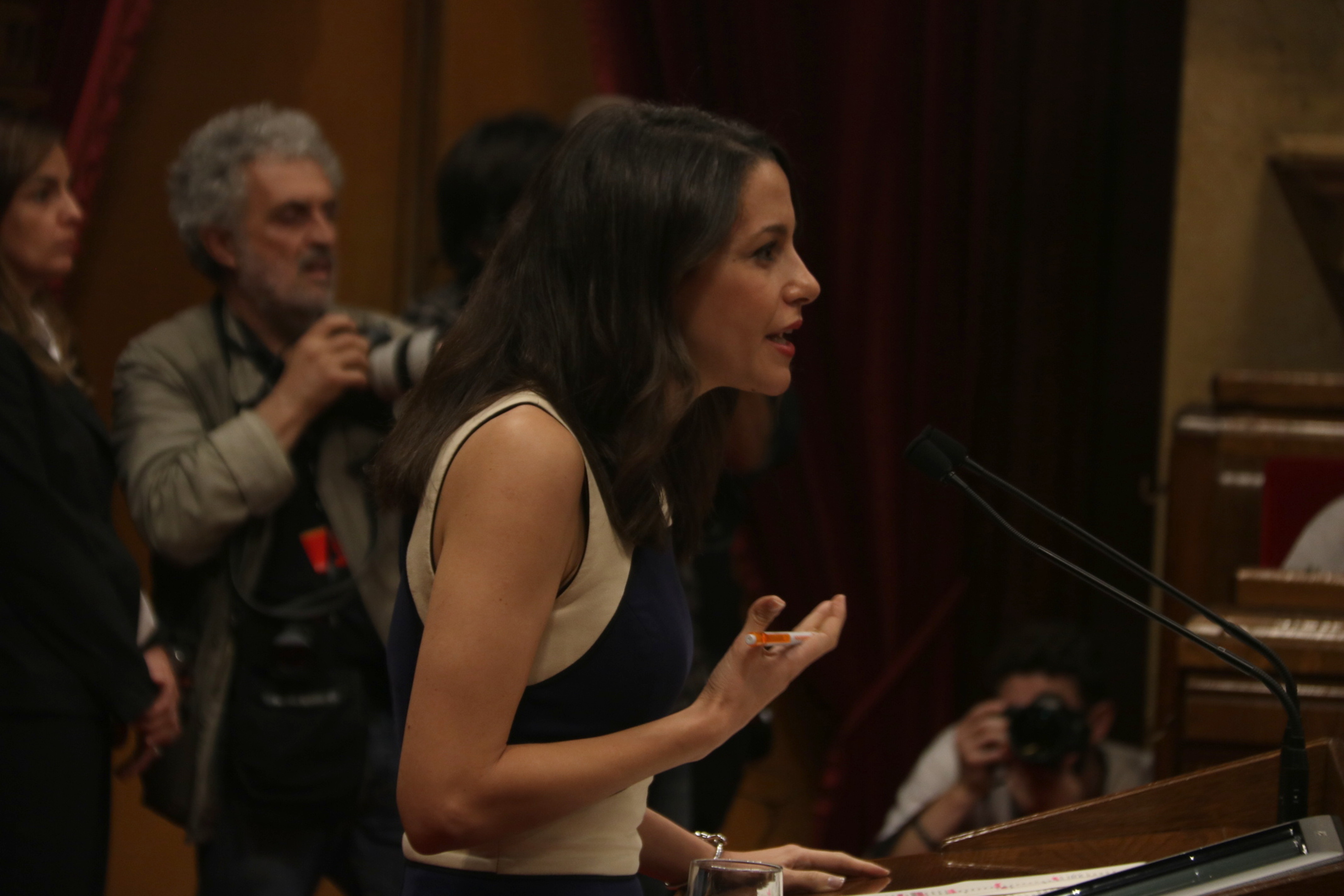 Opposition leader Inés Arrimadas at the Catalan Parliament (by ACN)
