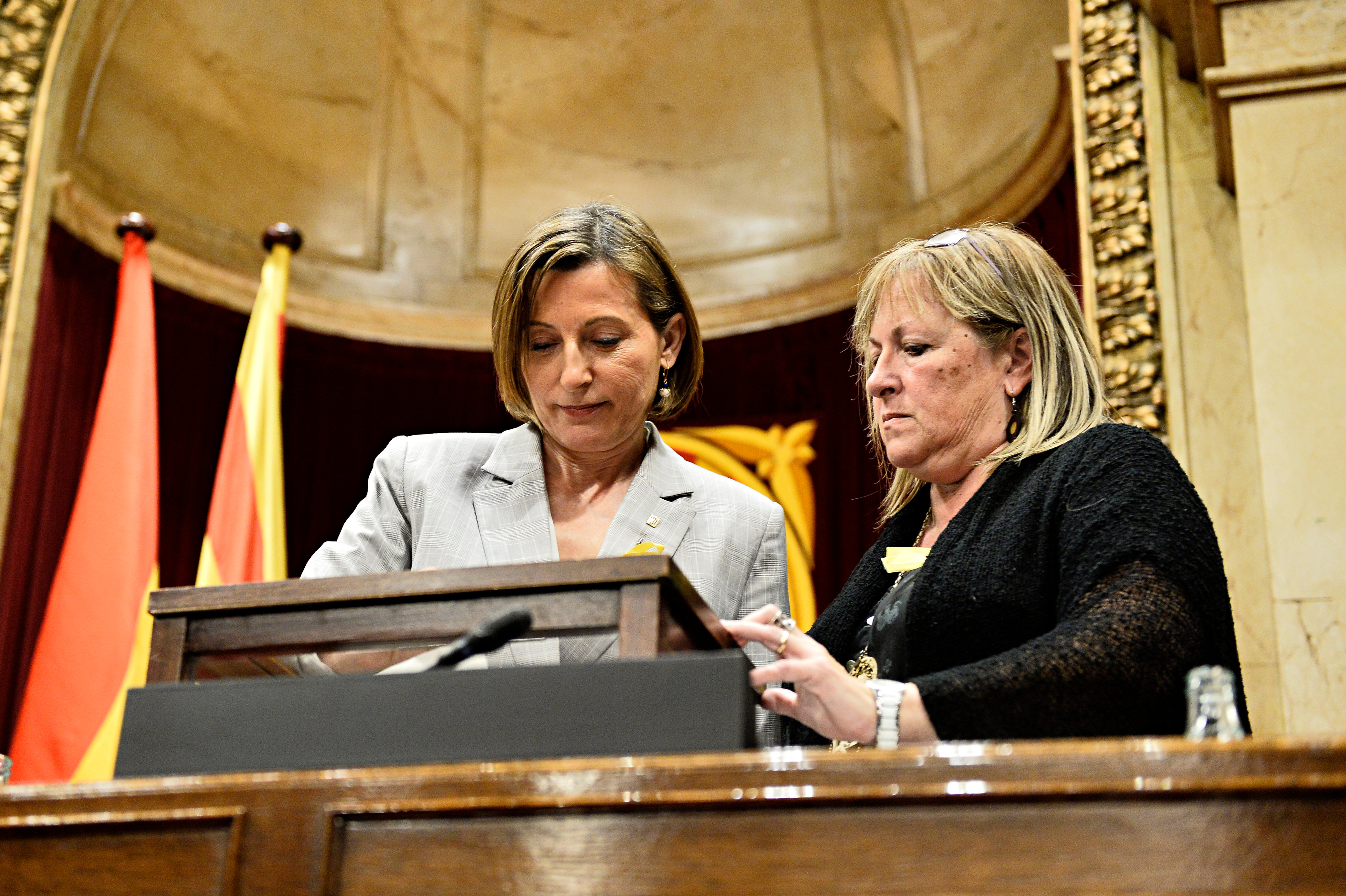 Catalan Parliament president Carme Forcadell (left) and bureau member Ramona Barrufet (by Roser Vilallonga)