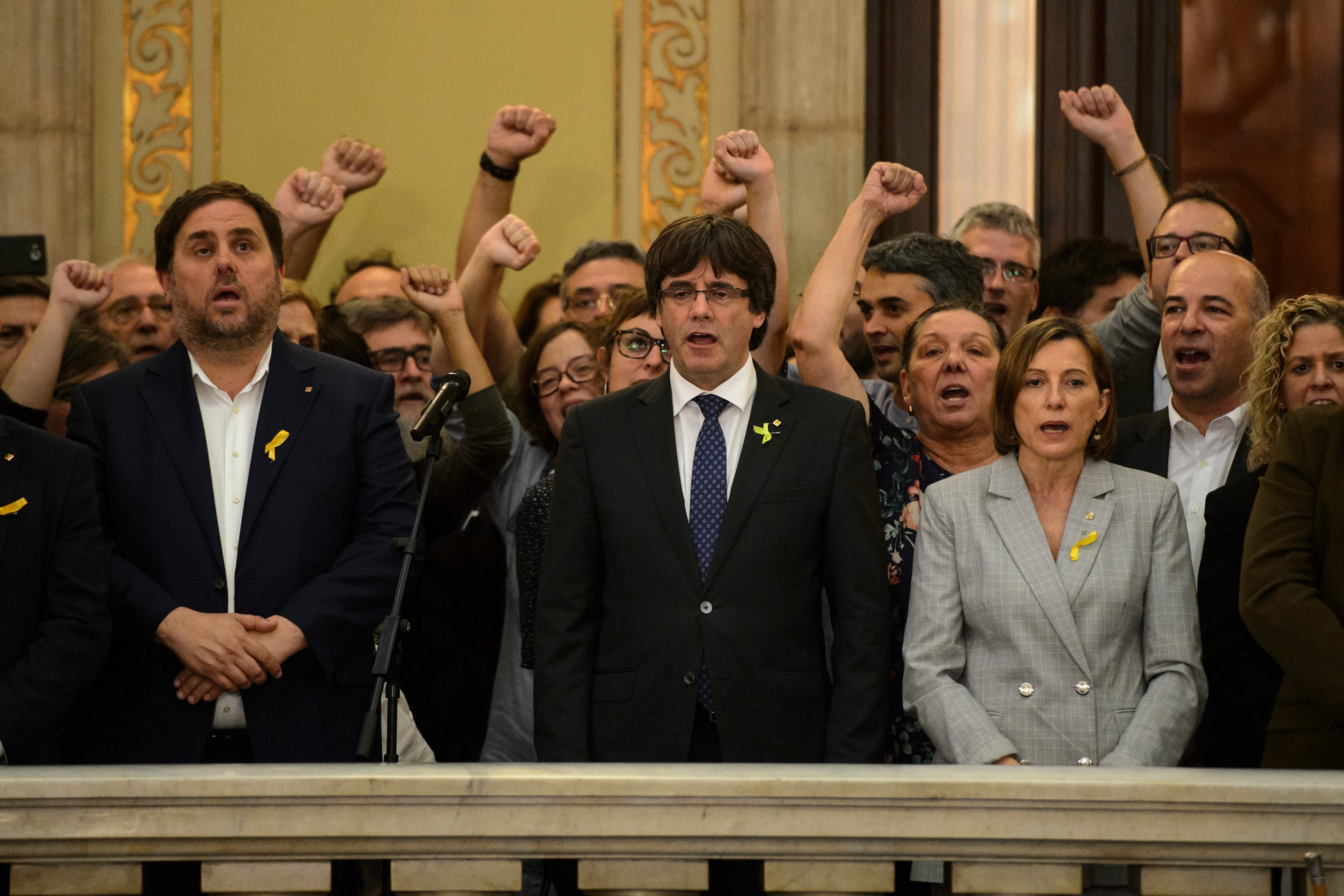 Catalan president Carles Puigdemont (center) at the Parliament on Friday (by ACN)