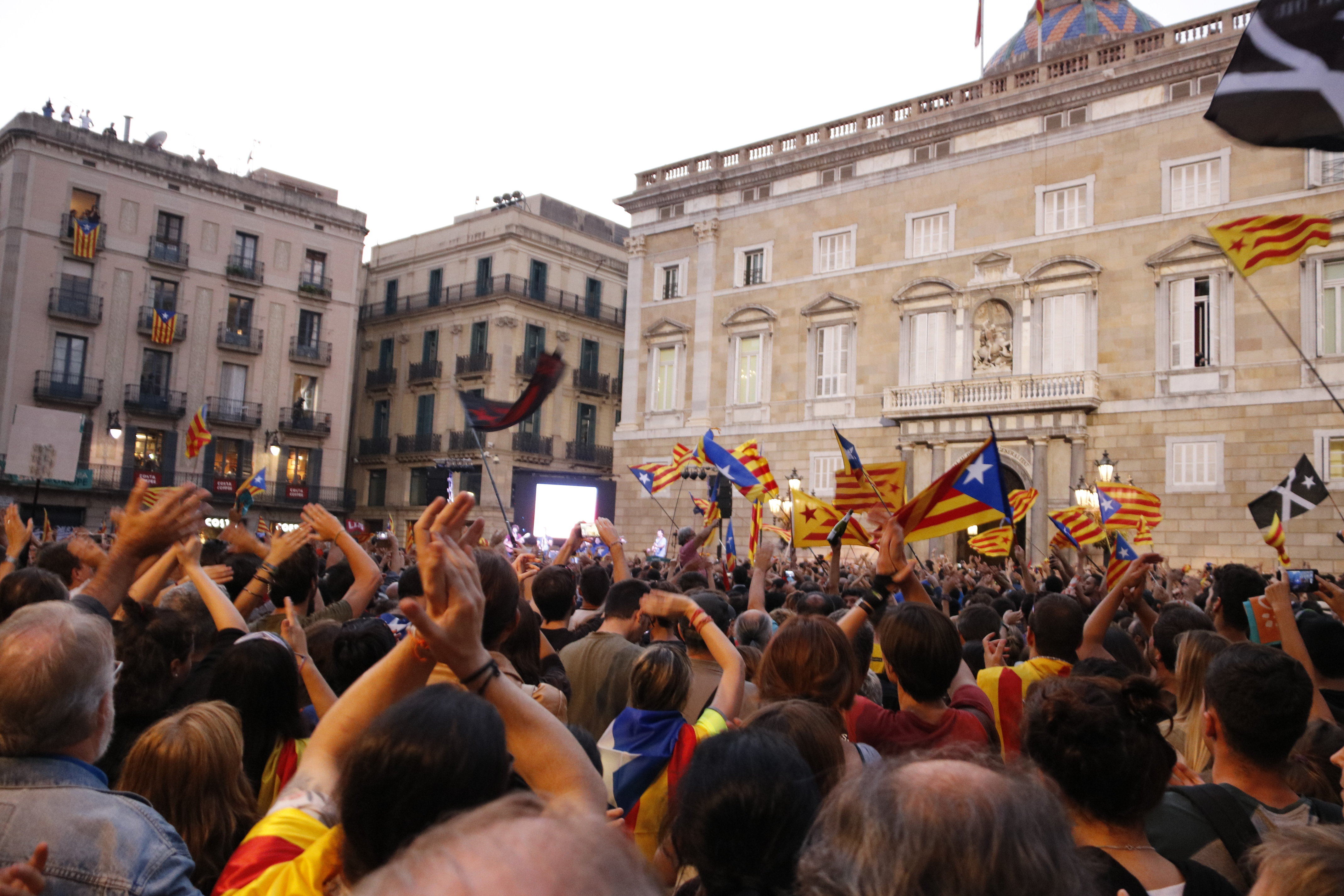 Pro-independence supporters in front of the Catalan government (by ACN)