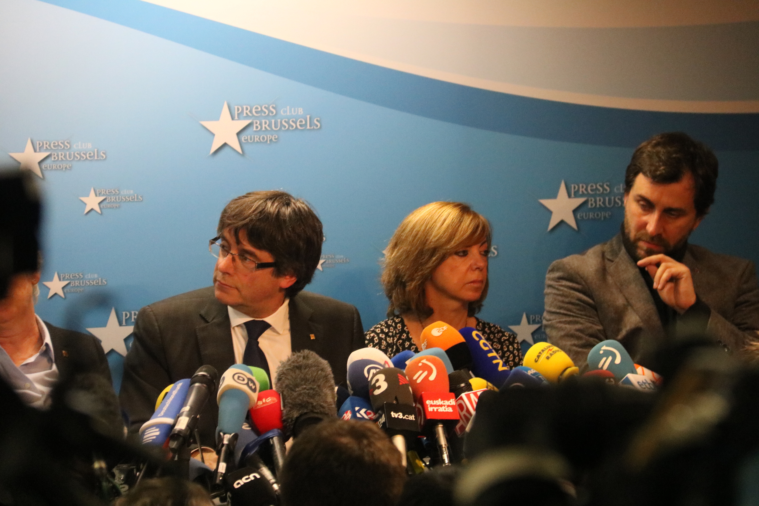 Carles Puigdemont in Brussels with five of his ministers (by Blanca Blay)