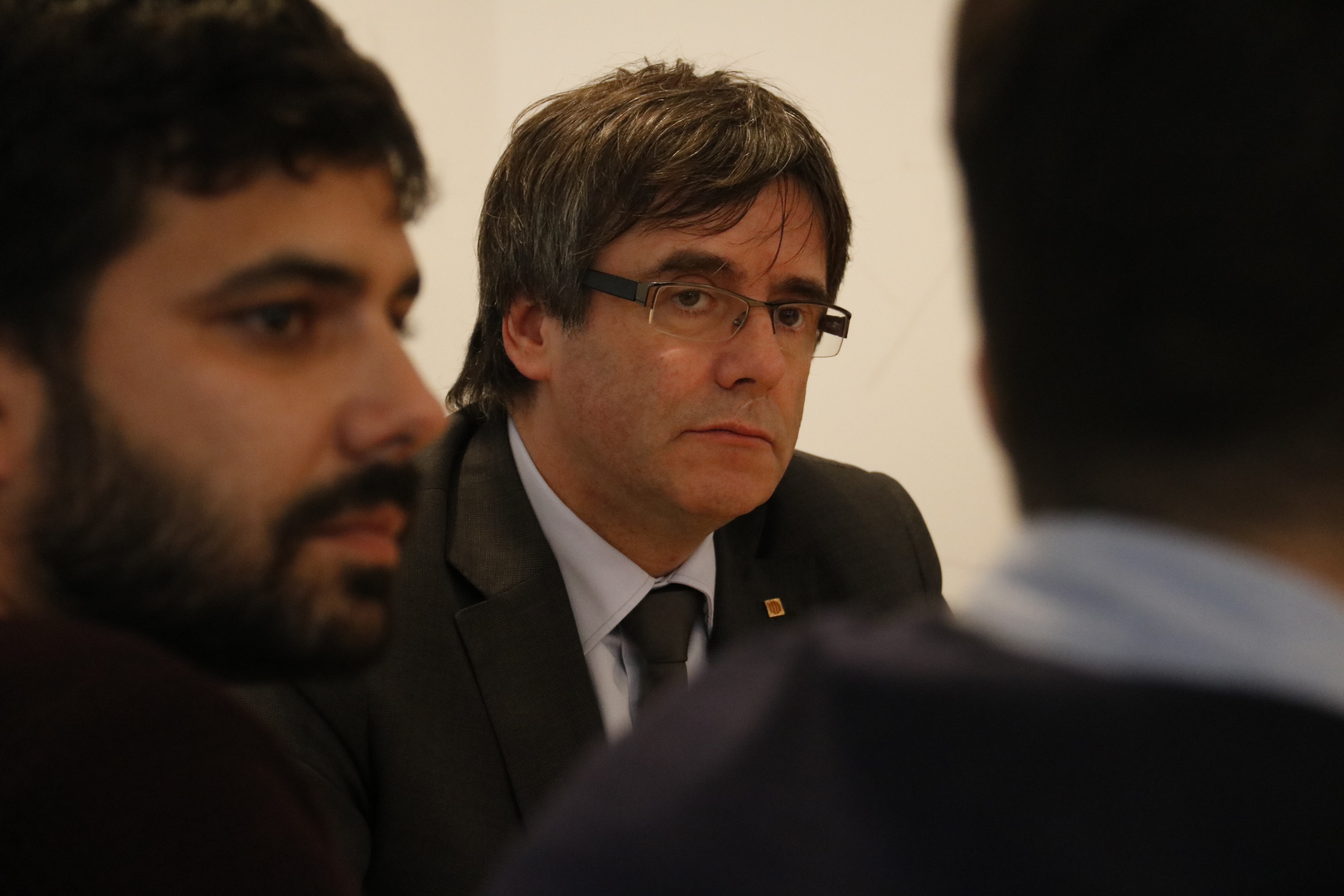 Carles Puigdemont (center) during a meeting with members of pacifist platform 'En Peu de Pau' held in Brussels on Wednesday (by Alan Ruiz Terol)