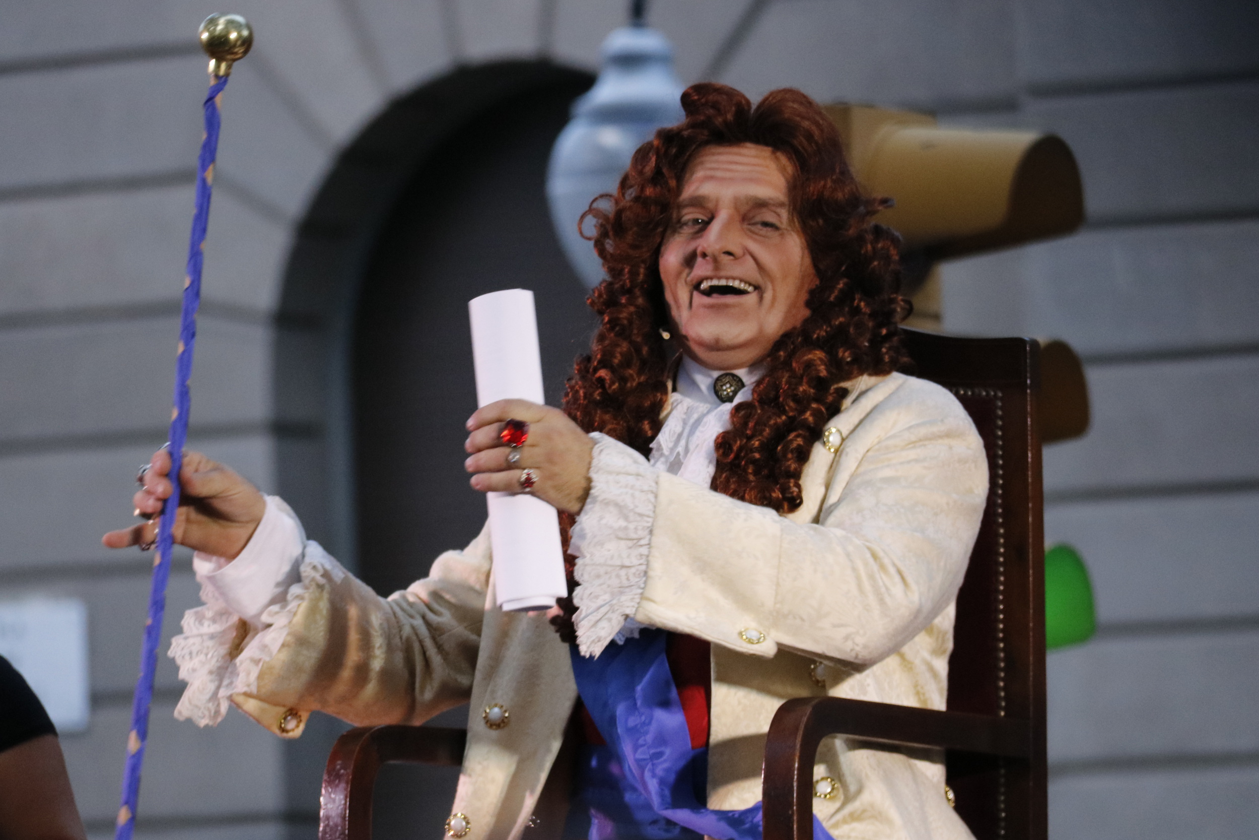 Catalan actor Toni Albà dressed as King Felipe V (by Patricia Mateos)