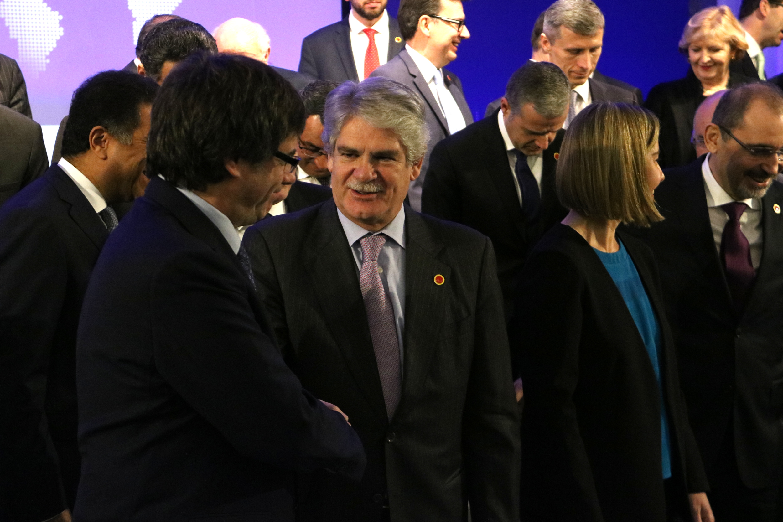 Deposed Catalan president Carles Puigdemont (left) and Spanish Foreign Affairs minister Alfonso Dastis (by Núria Julià)