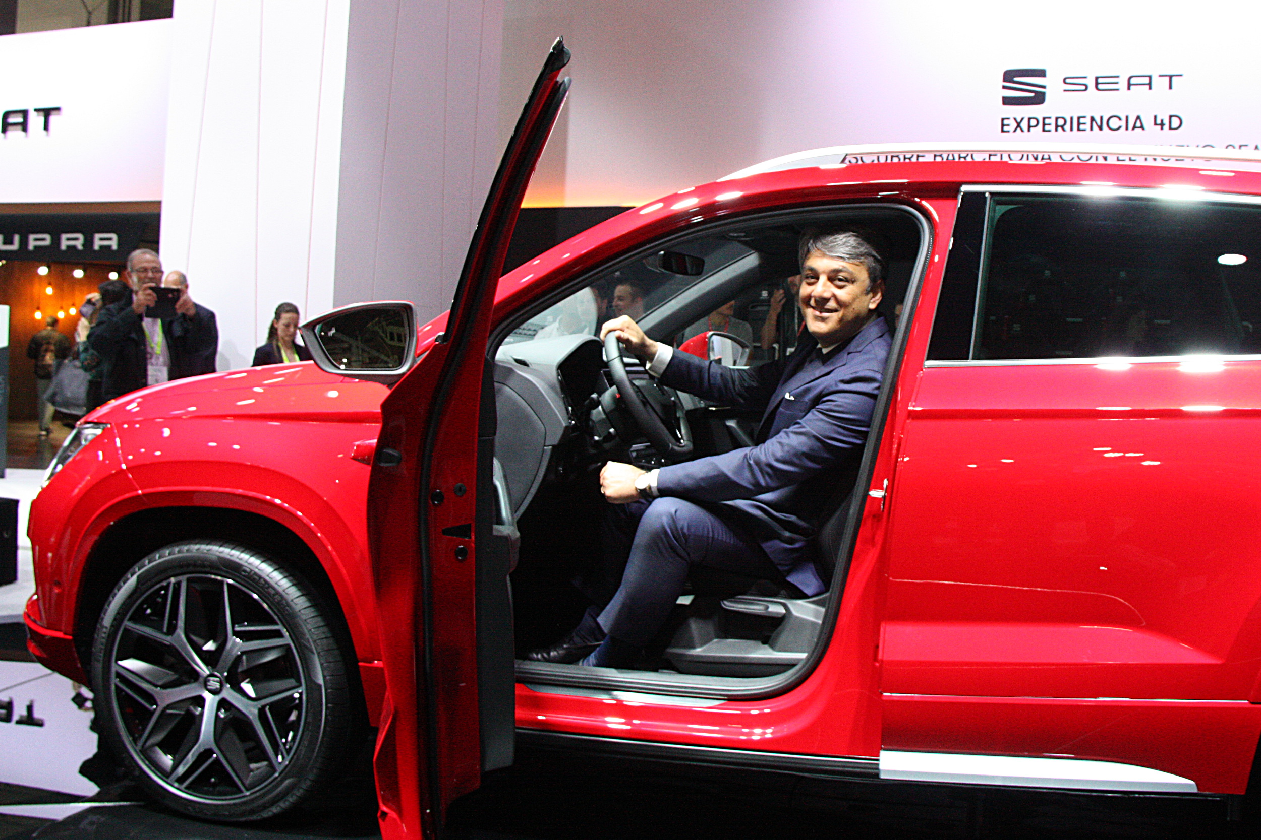 Luca de Meo, president of SEAT, sitting in the company's 'Ateca' model (by ACN)