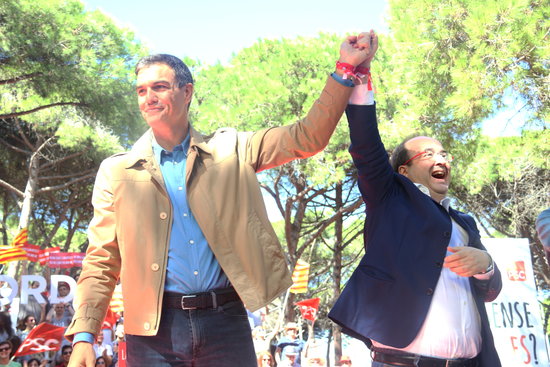 The leader of the Spanish Socialists, Pedro Sánchez (left), with his Catalan counterpart, Miquel Iceta (by Bernat Vilaró)
