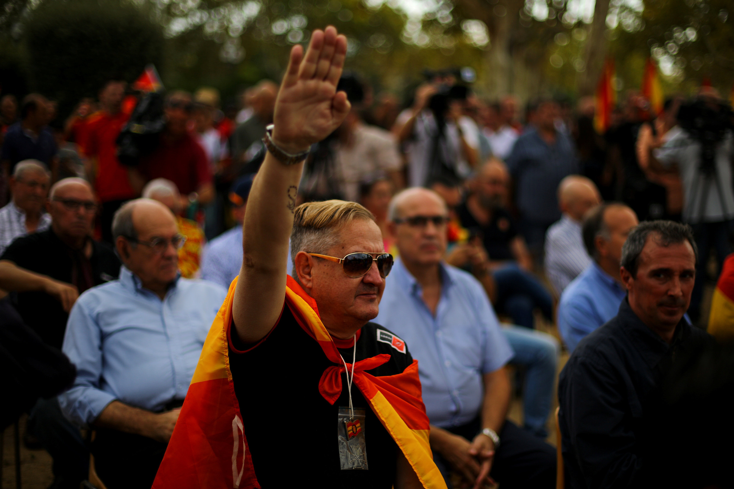 A far-right protester raises arm in Nazi salute on Spain's national day (by ACN)