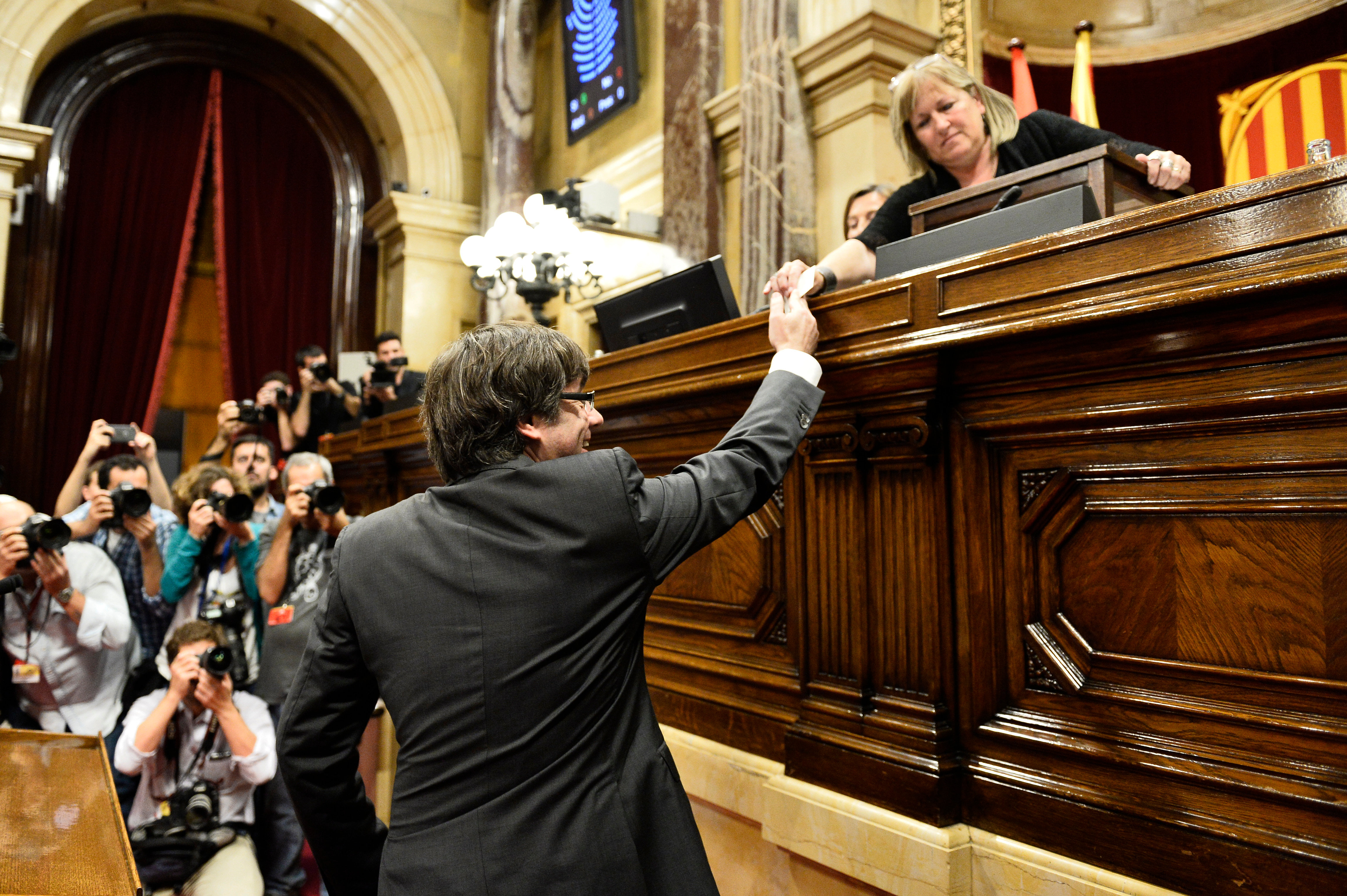 Puigdemont voting on declaration of independence (by ACN)
