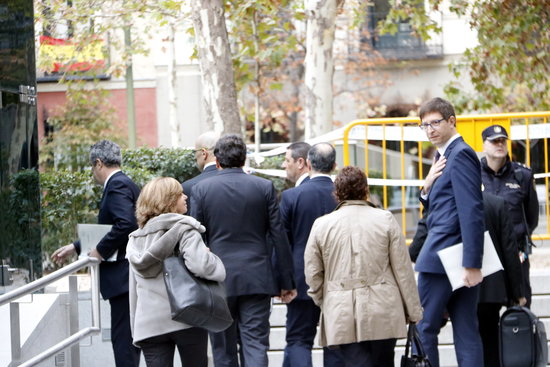 Deposed Catalan ministers Rull, Mundó, Romeva, Turull, Bassa, Forn and Borràs arrive at the Spanish National Court on November 2 (by Rafa Garrido)